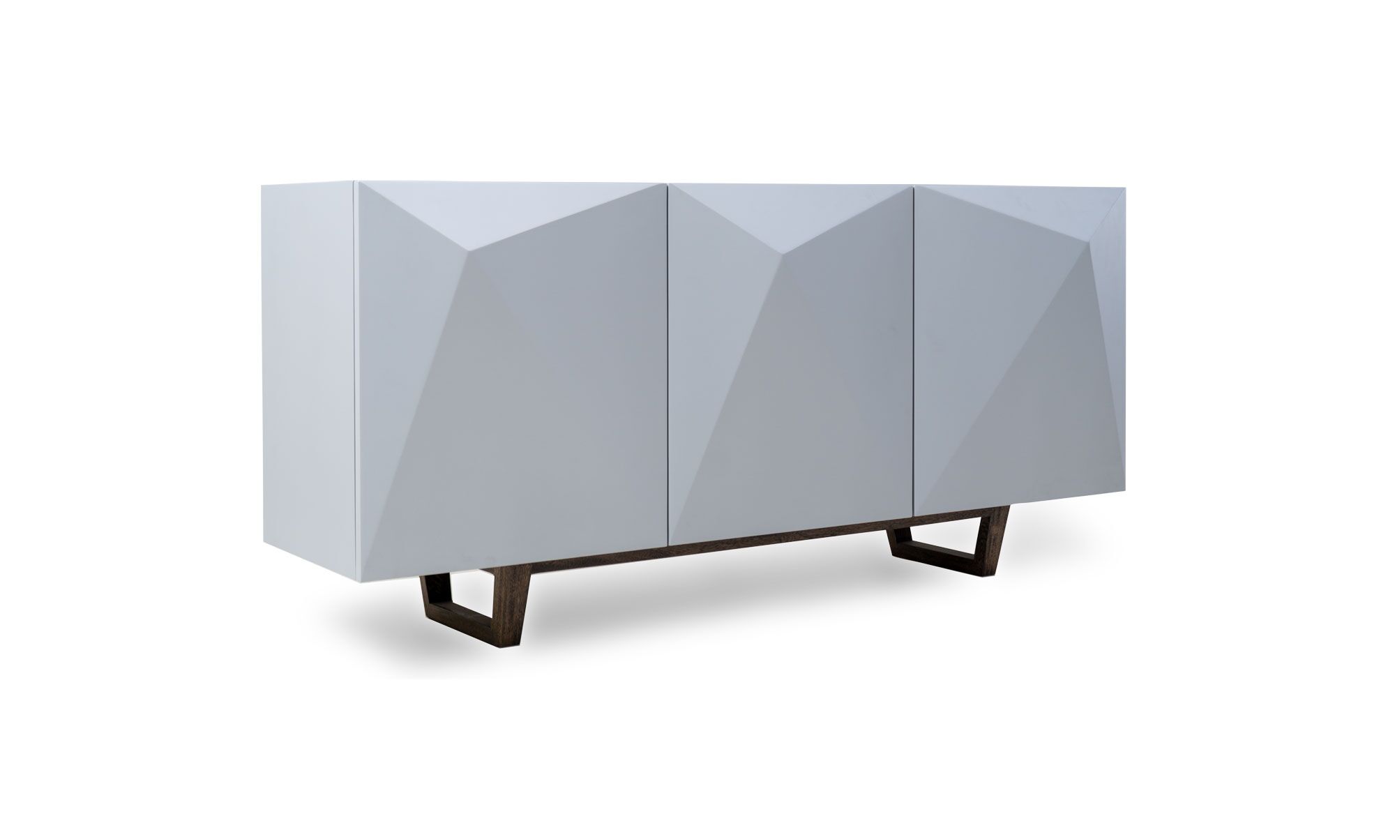 3,4 Vista diagonal del Aparador Versalles Sólido de Aristas. Destaca por su diseño elegante de líneas rectas, en roble europeo. Cuenta con cajones amplios de color Blanco y una base discreta en madera color Olmo.