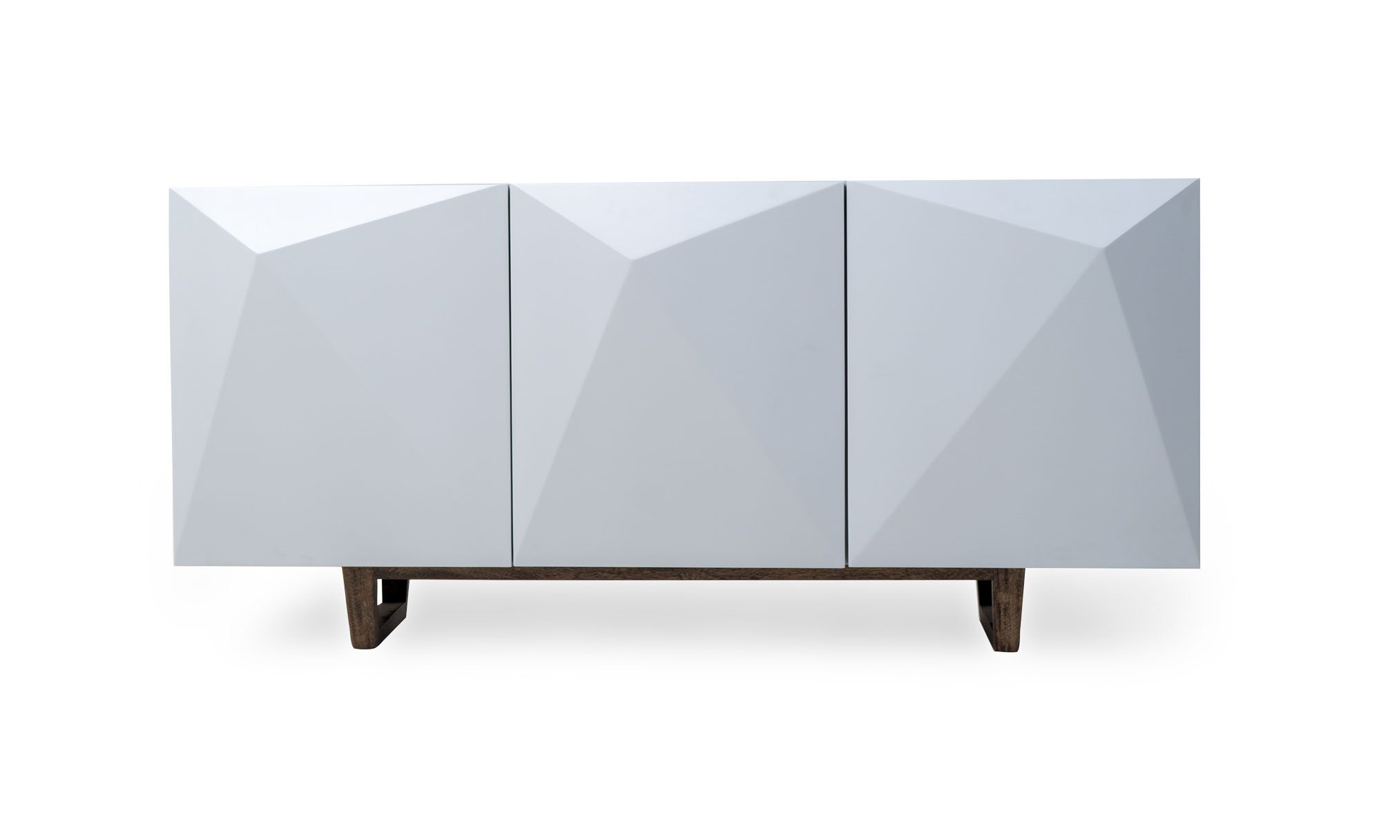 frente Vista frontal del Aparador Versalles Sólido de Aristas. Destaca por su diseño elegante y funcional de líneas rectas, en roble europeo. Cuenta con cajones amplios de color Blanco y una base discreta en madera color Olmo.