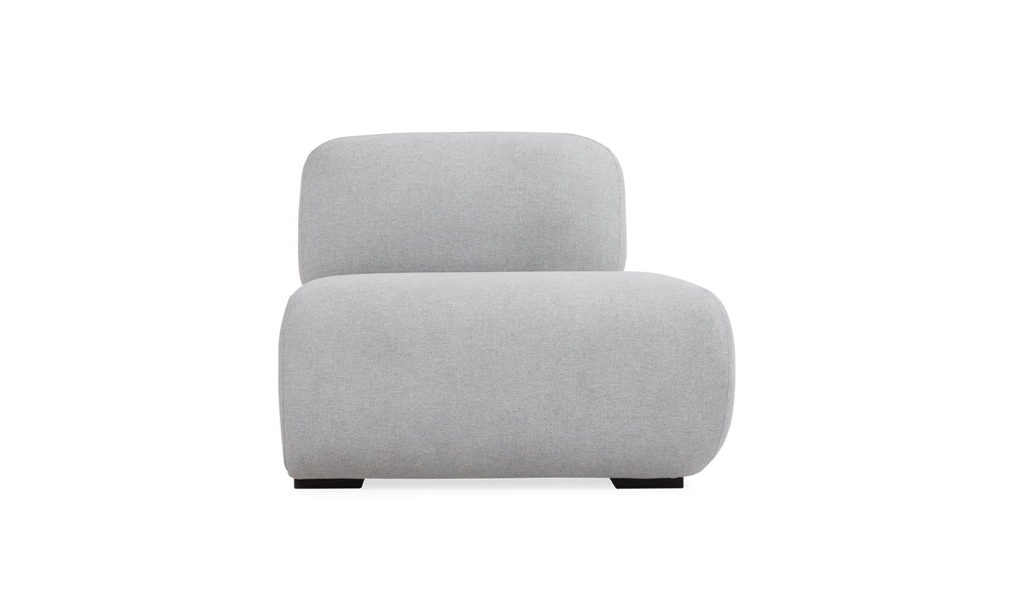 1.POLTRONA-EMMA-CON-BRAZO Poltrona Emma con Brazo de la marca Aristas, vista en perspectiva diagonal. Presenta un diseño elegante de líneas curvas con un respaldo alto, cojines acolchados y patas discretas en madera.