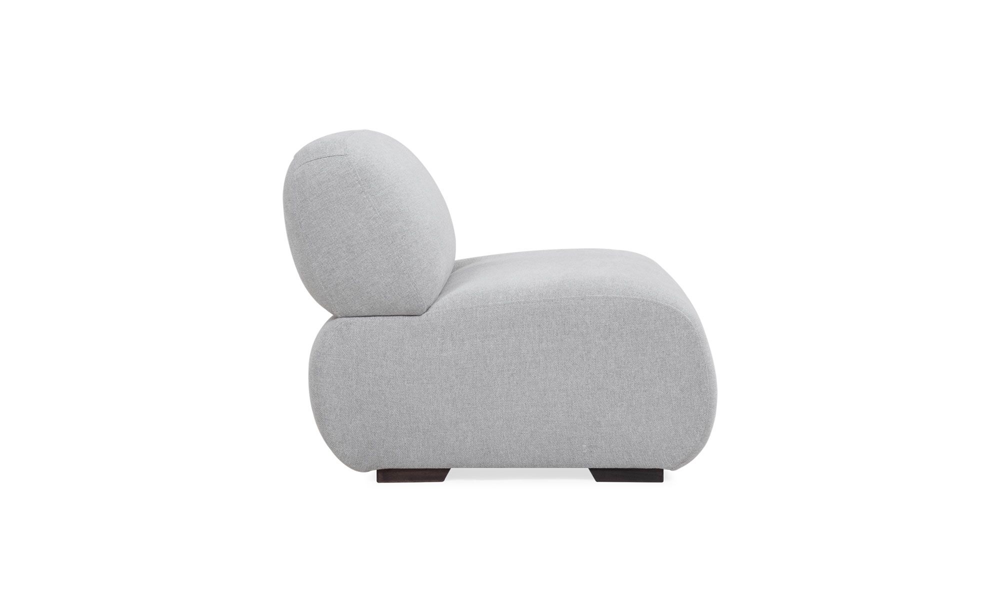 3.POLTRONA-EMMA-CON-BRAZO Poltrona Emma con Brazo de la marca Aristas, vista en perspectiva lateral. Presenta un diseño elegante con un respaldo alto y cojines acolchados. Cuenta con un brazo lateral que complementa su estructura robusta y tapizado suave.