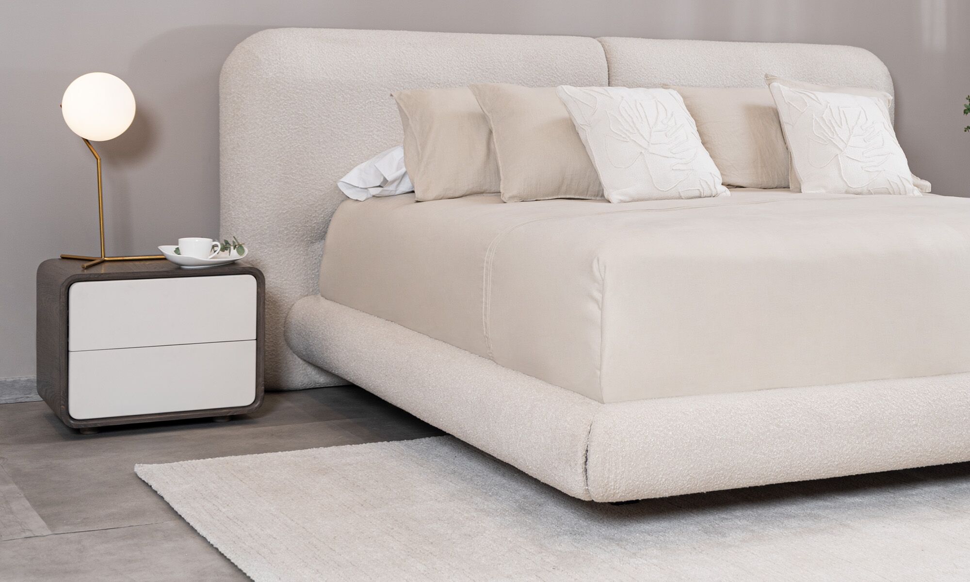 Nochero Madrid Nochero Madrid 55 CM de la marca Aristas visto en perspectiva diagonal. Un diseƱo compacto y elegante en roble europeo, que presenta una superficie lisa y cajones blancos.