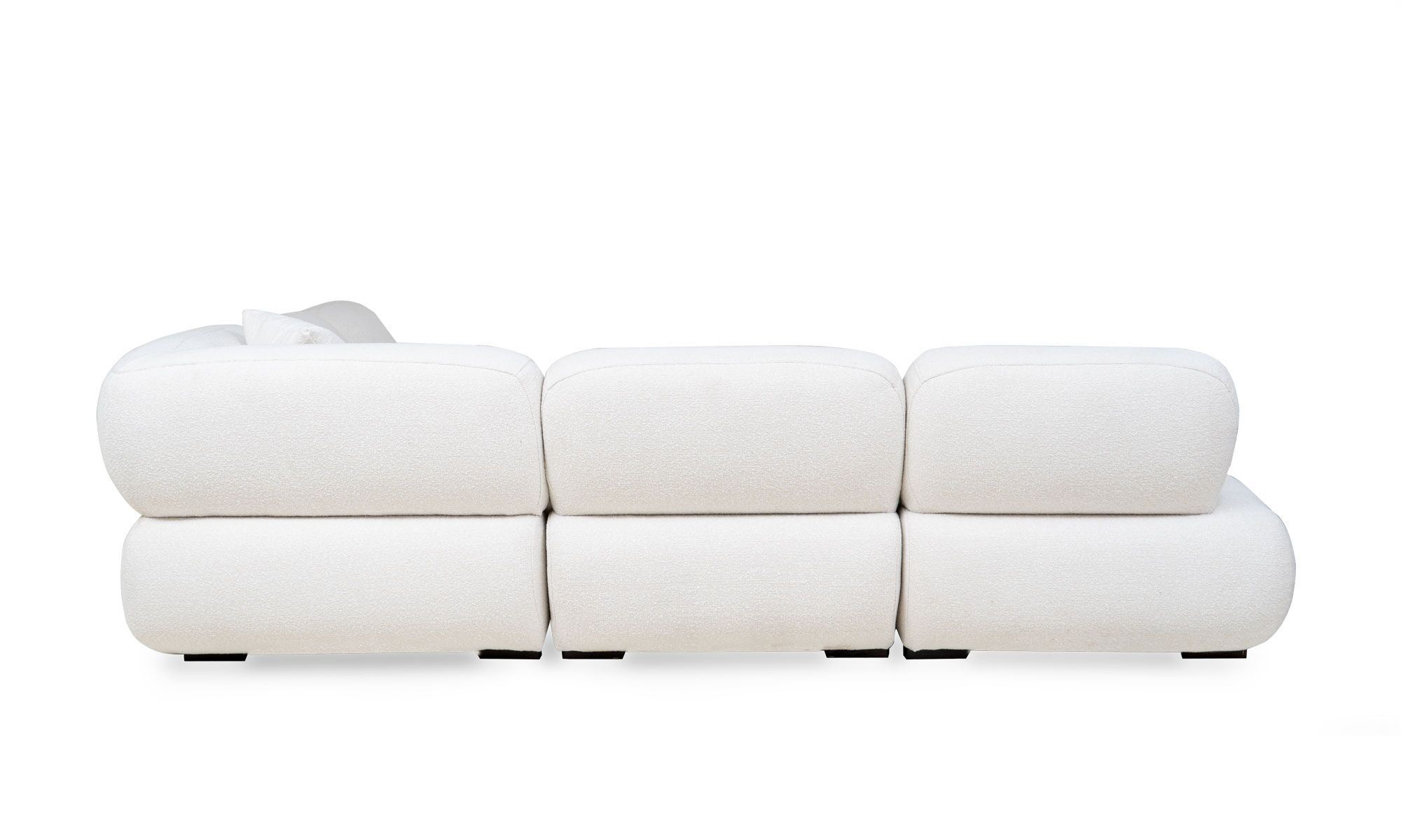 trasera Sala en L Modular Emma Esquinero de la marca Aristas vista posterior. El diseño presenta una configuración en forma de "L", con asientos amplios y acolchados. Las líneas son limpias y modernas, y la estructura sólida se apoya en patas discretas que complementan su estilo elegante.