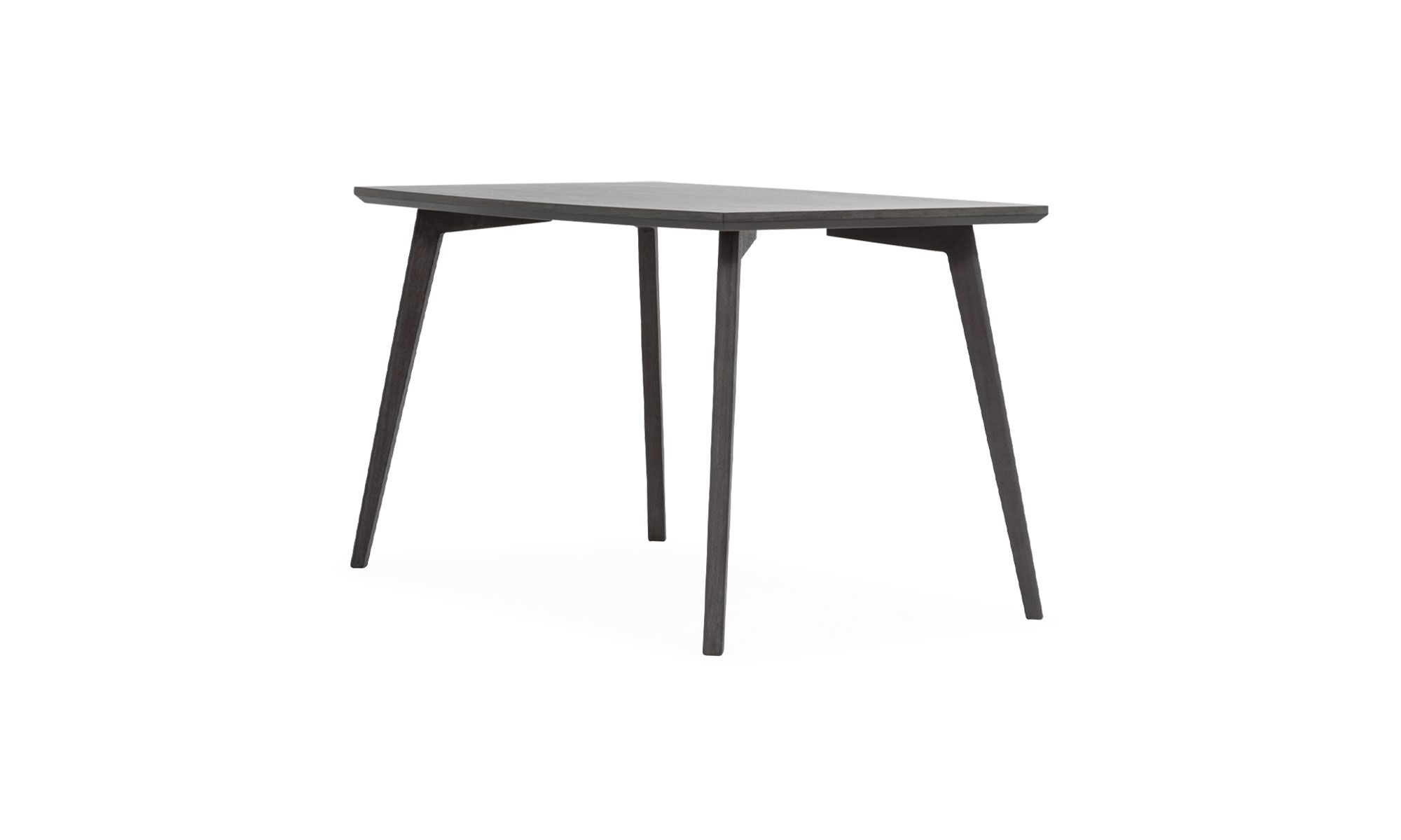 2.MESA-COMEDOR-MARSELLA Mesa Comedor Marsella 6 Puestos de la marca Aristas vista en diagonal. Presenta una superficie rectangular en roble europeo, sostenida por patas rectas en madera color Ceniza.