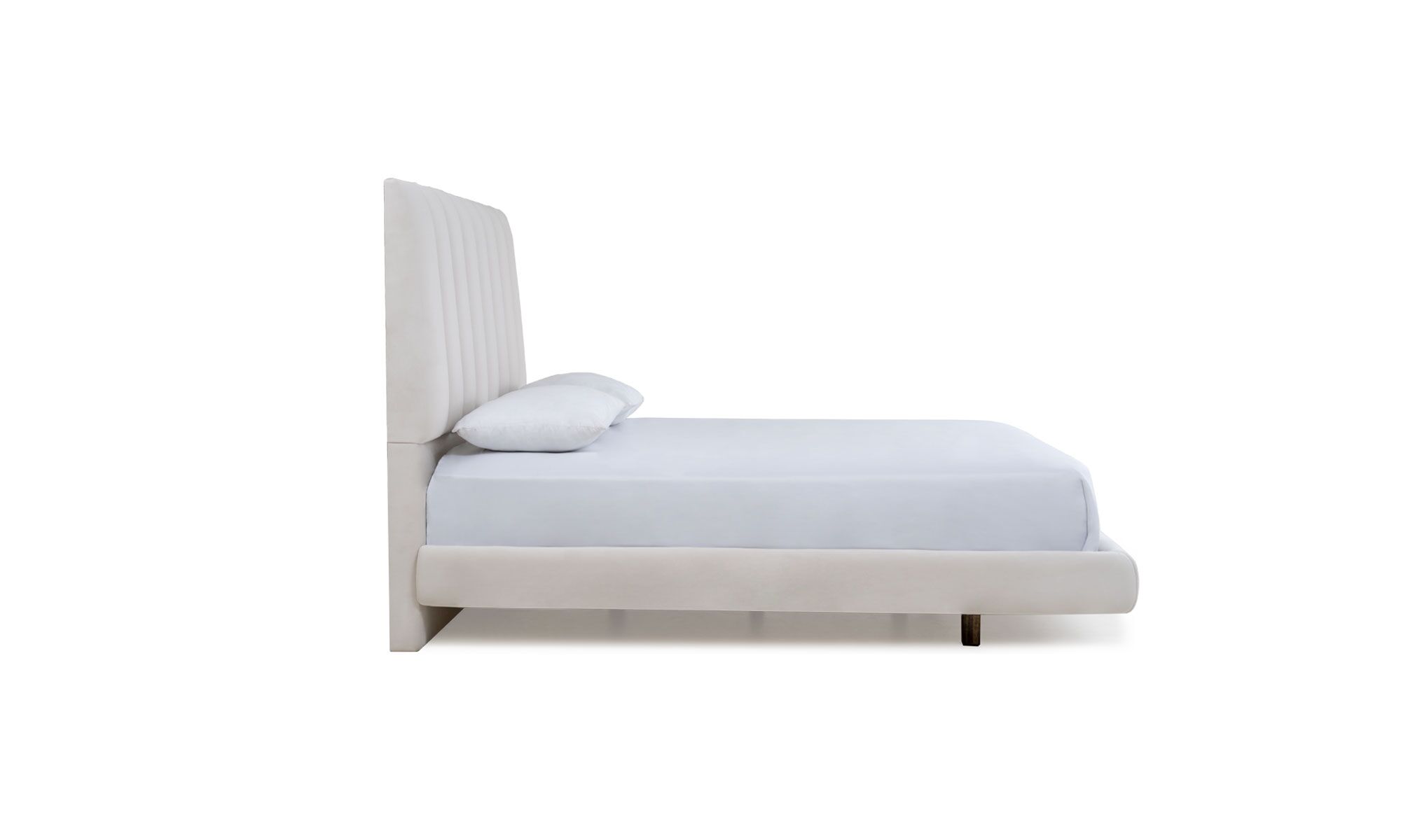 Cama-Julieta-Blanca-lado Vista lateral de la Cama Julieta Apolo Tap de la marca Aristas. Un diseño sofisticado y moderno, con una estrucura tapizada en tela suave y un cabecero alto y acolchado que le da un toque elegante.