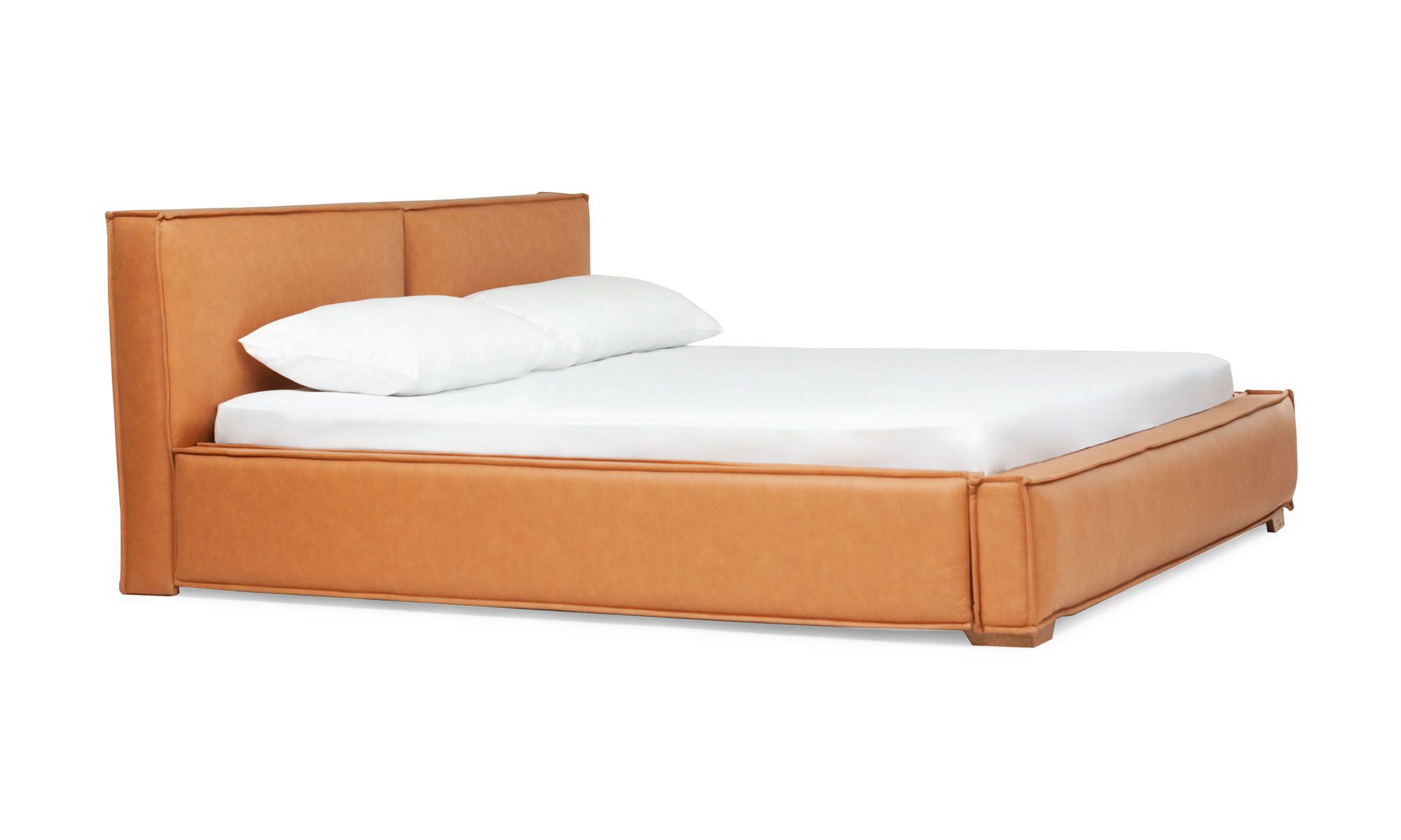 Cama-palermo-Nobuk-Bronce-.-34 Cama Palermo de la marca Aristas vista diagonal. Presenta un diseño robusto y elegante de líneas rectas en el color de tela Nobuck Bronce, con un cabecero alto y patas discretas en madera.