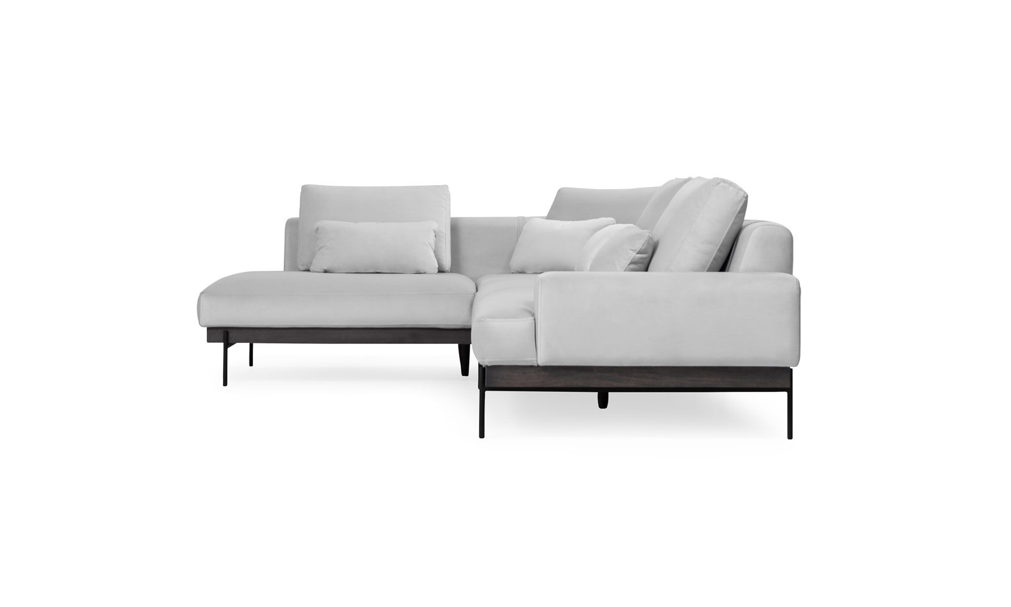 Sala-Modular-Maia-3 Vista lateral de la Sala en L Modular Maia de la marca Aristas. Un diseño versátil y elegante con un tapizado suave, cojines acolchados y una base elegante en madera.