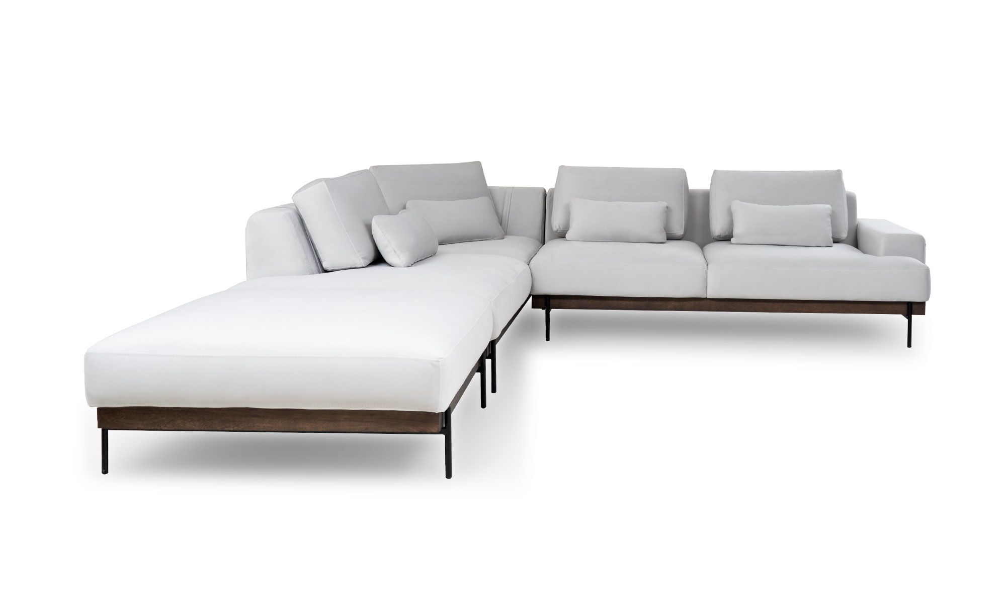 lado L MAIA + PUFF Vista frontal de la Sala En L Modular Maia con puff, de la marca Aristas. El sofá modular presenta un diseño contemporáneo, con un tapizado en tela suave de color neutro y líneas rectas que aportan elegancia. El puff, con el mismo estilo y material, complementa el conjunto.