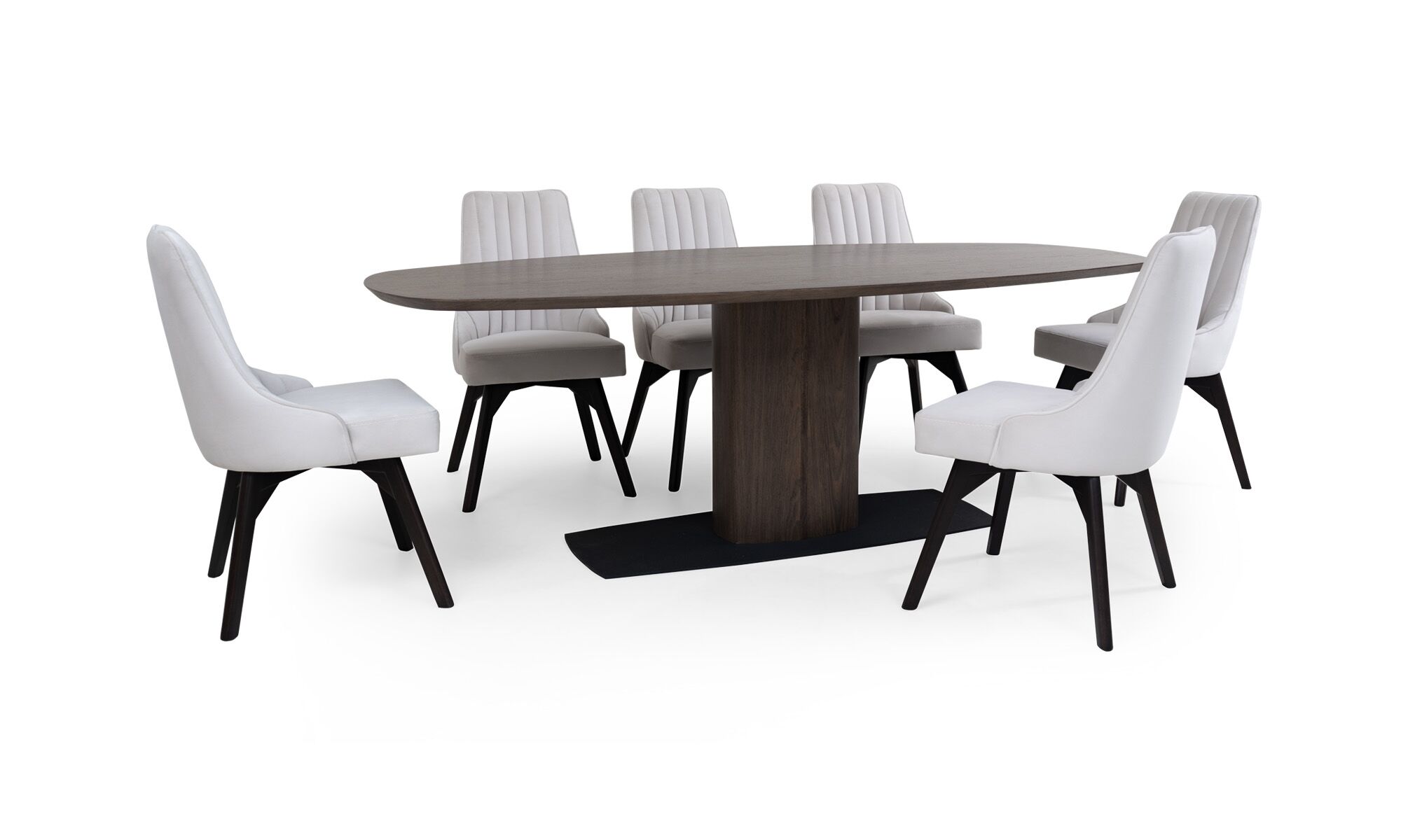 3,4 1 NIZA-FLORENCIA Vista diagonal de la Mesa de Comedor Niza con 6 sillas Florencia de la marca Aristas. La mesa presenta un diseño moderno, con una superficie ovalada y amplia en madera. Las sillas Florencia, con su respaldo alto y líneas elegantes, complementan el conjunto.