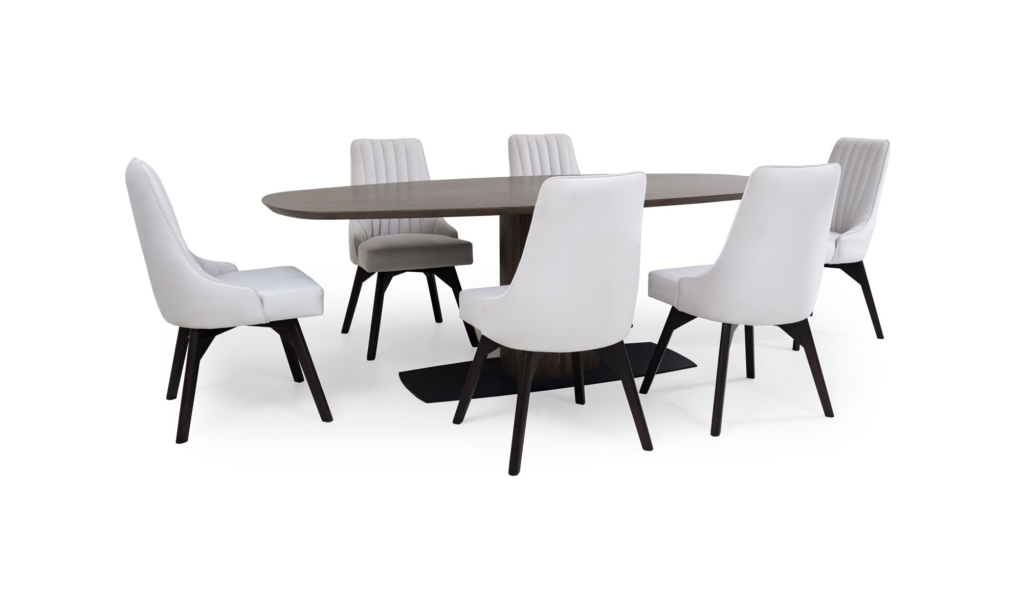 3,4 completo NIZA-FLORENCIA Vista diagonal de la Mesa de Comedor Niza con 6 sillas Florencia de la marca Aristas. La mesa presenta un diseño moderno, con una superficie ovalada y amplia, sostenida por una base robusta. Las sillas Florencia, con su respaldo alto, asiento acolchado y patas en madera, complementan el conjunto.