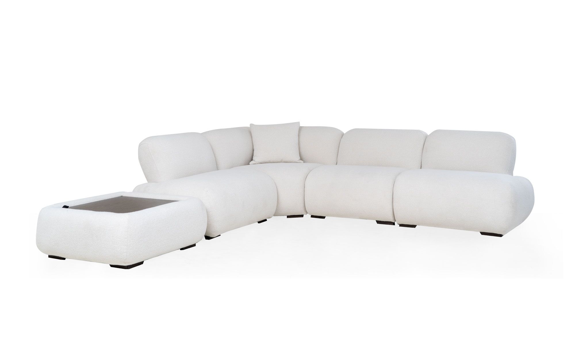 emma L esquinero+puff frente (1) Vista diagonal de la Sala en L Modular Emma Esquinero + Puff de Aristas. Un diseño elegante de líneas curvas, con un tapizado en tela suave y cojines gruesos en los asientos y respaldos.