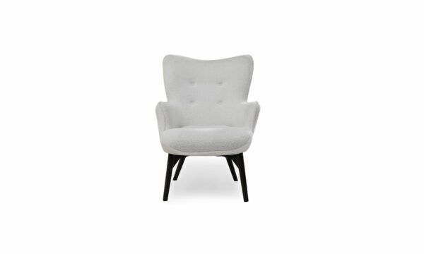Poltrona Zefura de la marca Aristas vista en perspectiva frontal. Un diseño moderno y estilizado, con un respaldo alto, acolchado y ligeramente inclinado, apoyado sobre patas largas en madera.