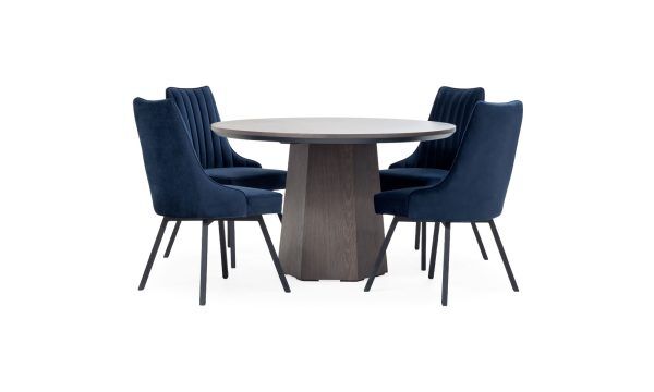Vista en X de la Mesa Comedor Milano redonda con 4 sillas Florencia de la marca Aristas. La mesa presenta una superficie circular de acabado liso, sostenida por una base central en madera color Ceniza. Las sillas, tienen un diseño elegante en el color de tela Dickens Azul Profundo.