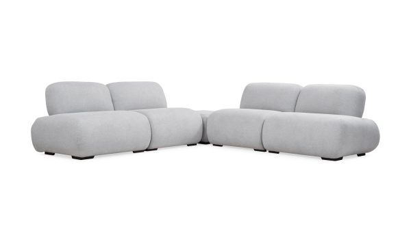 Sala en L Modular Emma con Puff de la marca Aristas vista en perspectiva diagonal. Presenta un diseño elegante de líneas curvas, con asientos tapizados en tela suave y patas discretas en madera