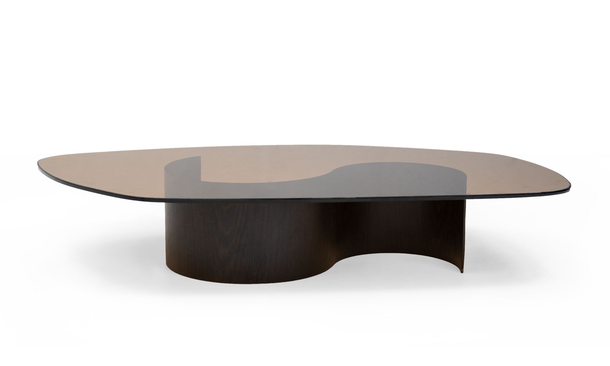 Mesa-Aux-con-vidrios-lado Mesa de Centro Madrid Vidrio Humo de la marca Aristas, vista frontal. Cuenta con una superficie elegante en vidrio oscuro, sostenida por una estructura en forma de S en madera color Chocolate.