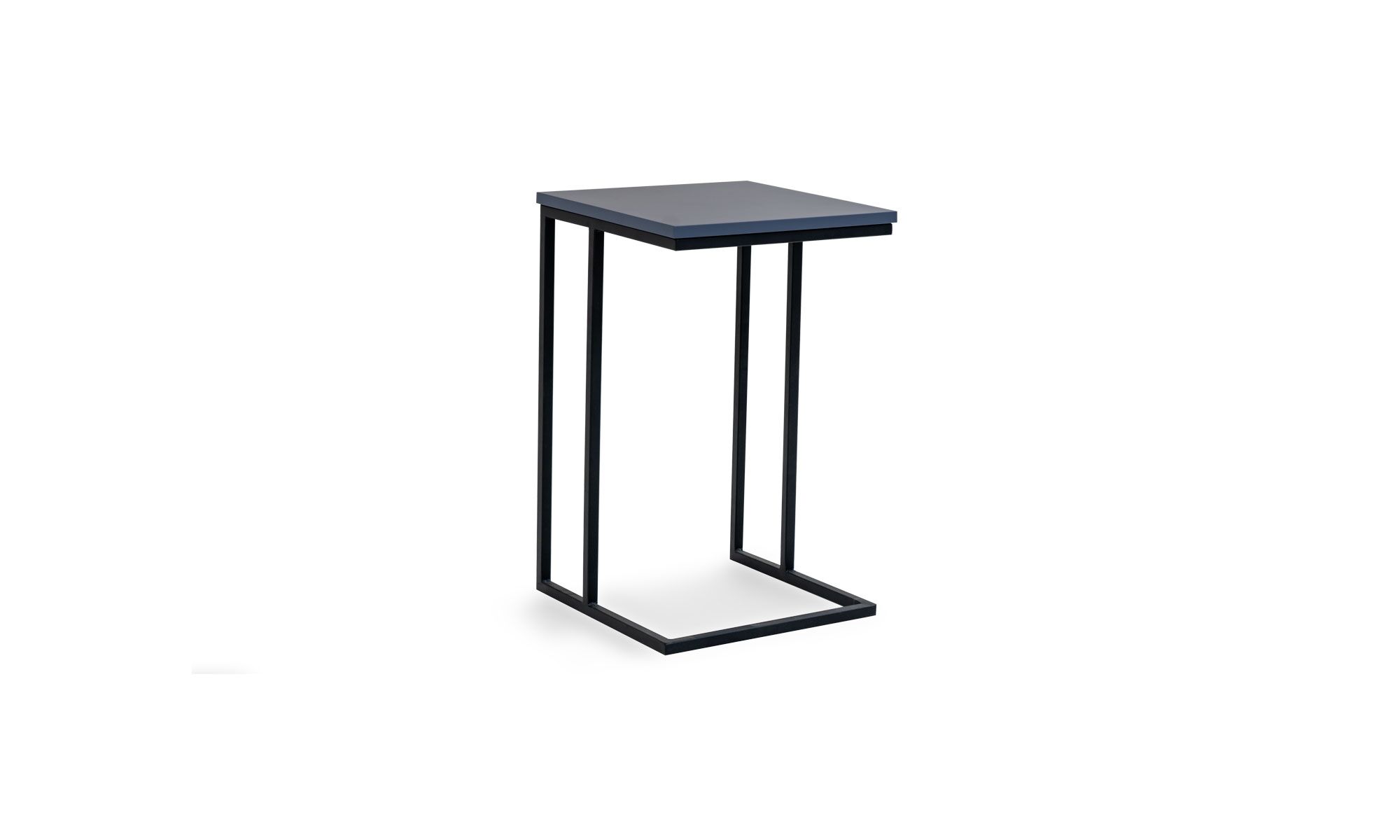 3,4 ZOOM Vista diagonal de la Mesa Auxiliar Zoom Sólido de Aristas. Un diseño moderno y minimalista, que presenta un tablero cuadrado de color Royal Blue, sostenido por una base metálica de líneas rectas.