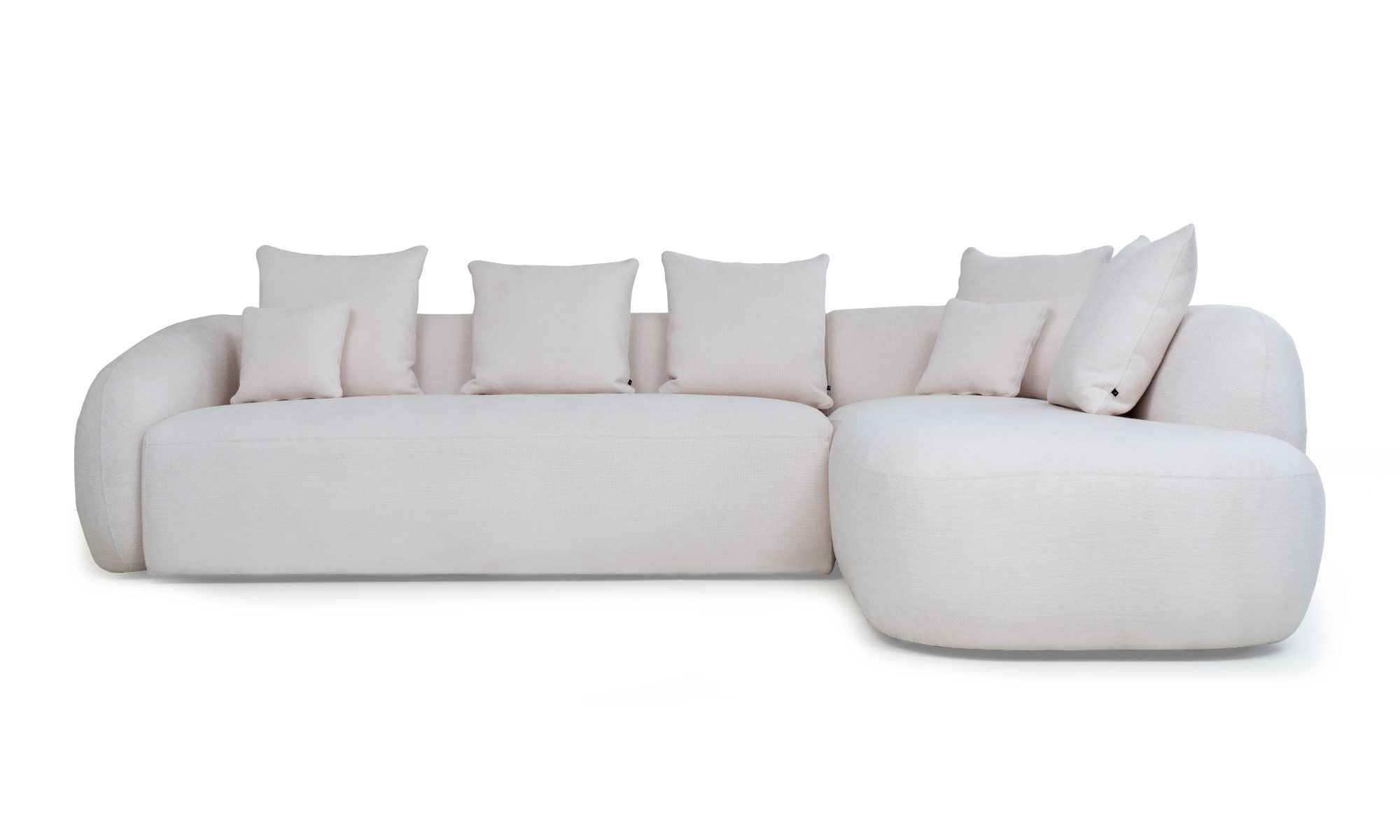 sala-en-L-Demand-Frente Sala en L Modular Demand de la marca Aristas, vista frontal. Presenta un diseño de líneas limpias y un acabado en tela suave de color Gante Marfil.