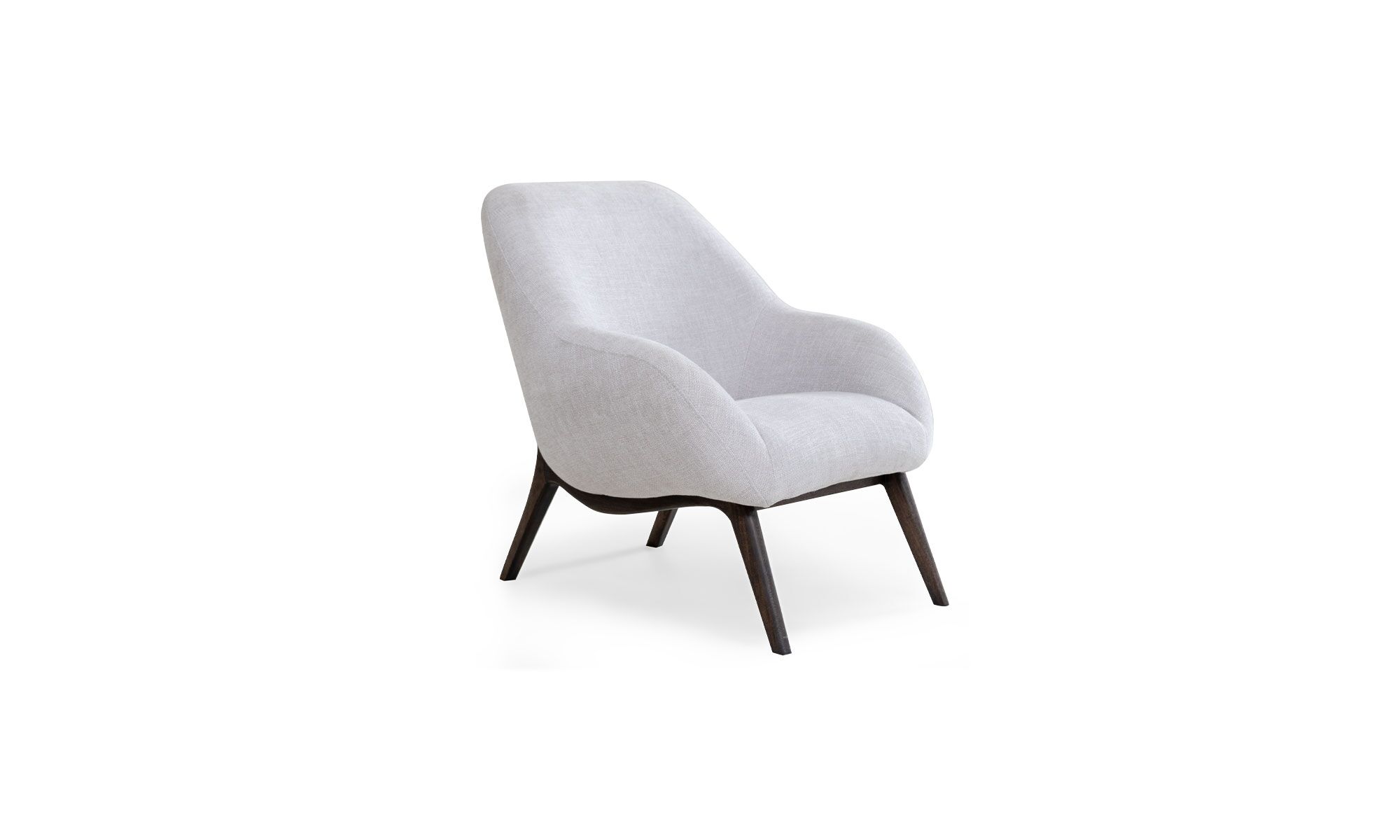 3,4 (1) Poltrona Memphis de la marca Aristas, vista diagonal. Presenta un diseño moderno de líneas limpias, con un asiento y respaldo tapizados en tela de tono neutro. La estructura incluye patas rectas en madera color Olmo.