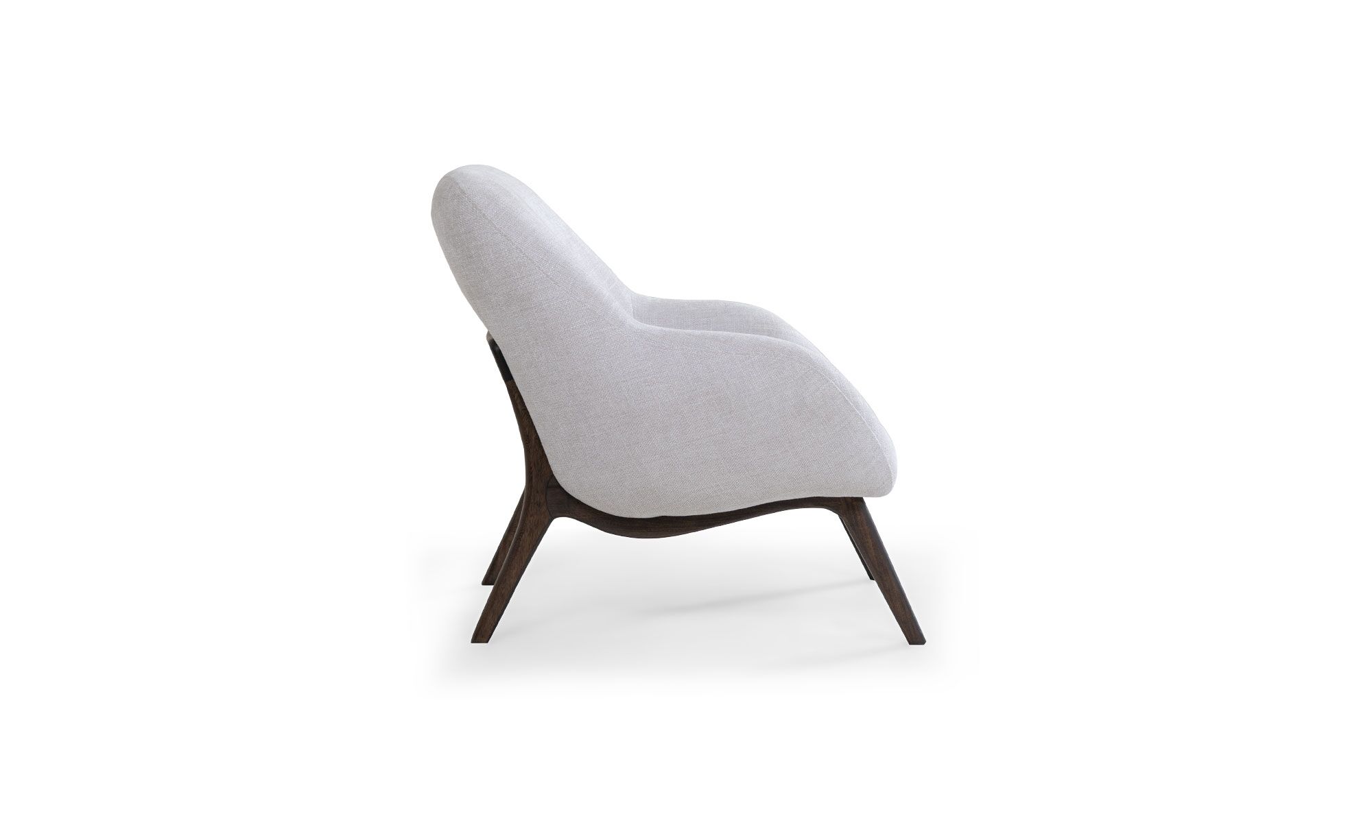 lado Poltrona Memphis de la marca Aristas, vista lateral. Esta poltrona presenta un diseño moderno de líneas limpias. El asiento y respaldo son amplios y están tapizados en tela de tono neutro, proporcionando una apariencia sofisticada. La estructura incluye patas ligeramente inclinadas en madera que complementan su estilo contemporáneo.