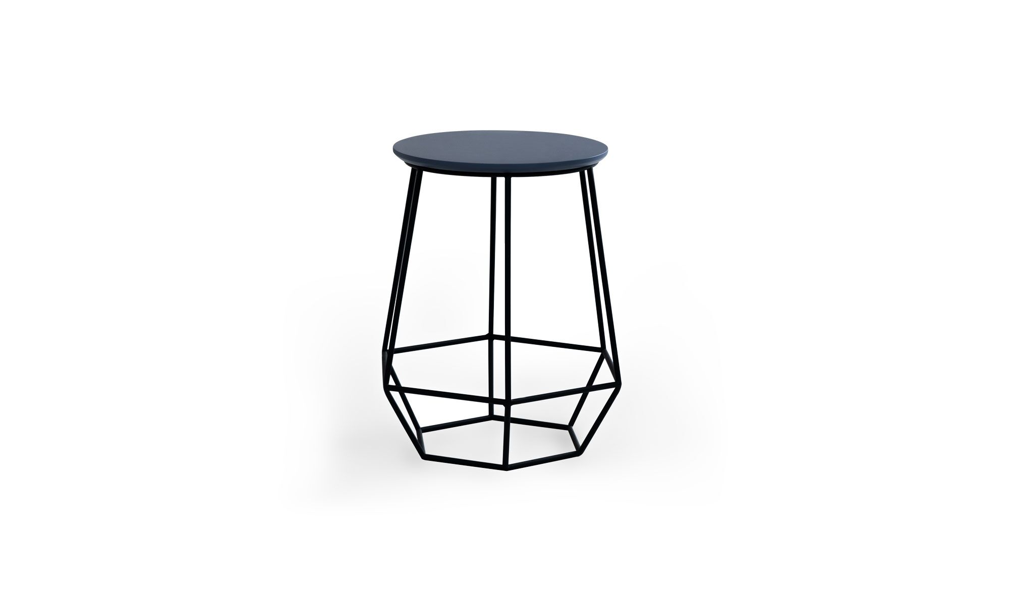 Mesa Aux Hexa Azul Vista frontal de la Mesa Auxiliar Hexa Sólido de Aristas. Un diseño contemporáneo con un tablero circular y liso de color Royal Blue, sostenido por una base metálica hexagonal.