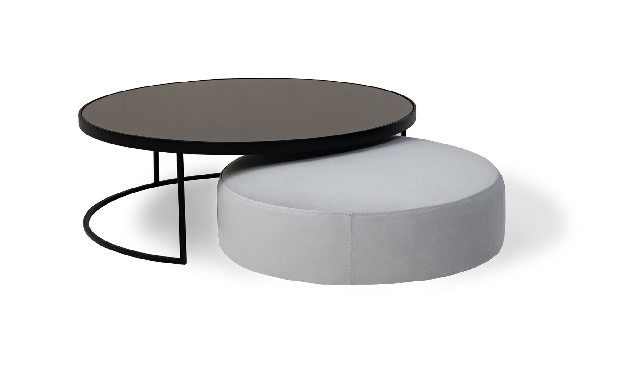 LADO Juego de Mesa Centro Luna Mad 90 y Puff Luna 70 de la marca Aristas vista lateral. El conjunto presenta un diseño moderno y elegante, con formas redondeadas y acabados suaves. La mesa tiene una estructura robusta y minimalista en el color de madera Jasper, mientras que el puff complementa el conjunto con el color Derza Plata.