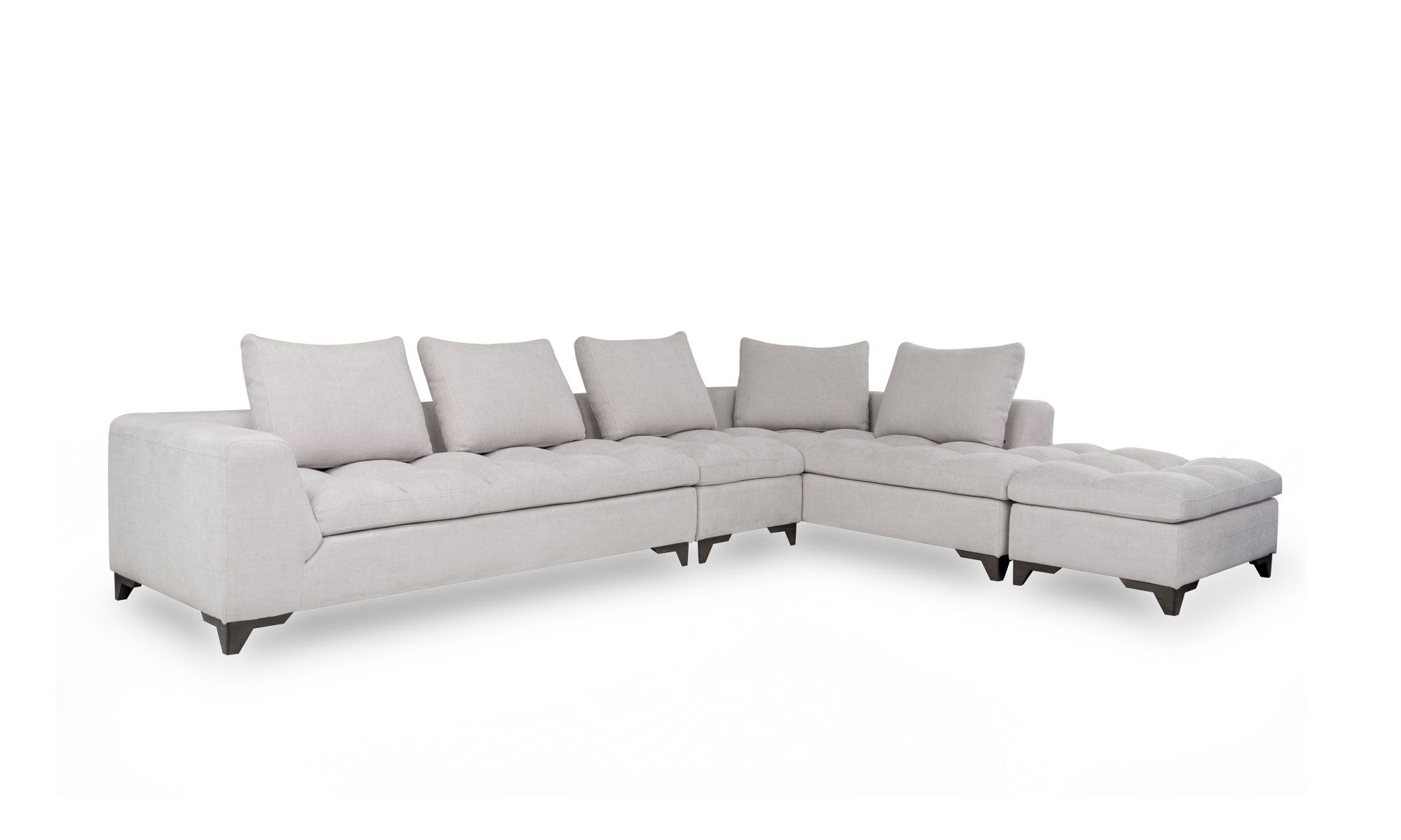 Modular Con Poltrona Y Puff Vitaro Plus Plumas 3 4 Vista diagonal del Modular con Poltrona y Puff Vitaro Plus Plumas de Aristas. Este conjunto modular se compone de un sofá espacioso con una poltrona y un puff adicionales. Tienen un tapizado en tela suave de color Dickens Crudo, con un asiento acolchado y cojines en el respaldo.