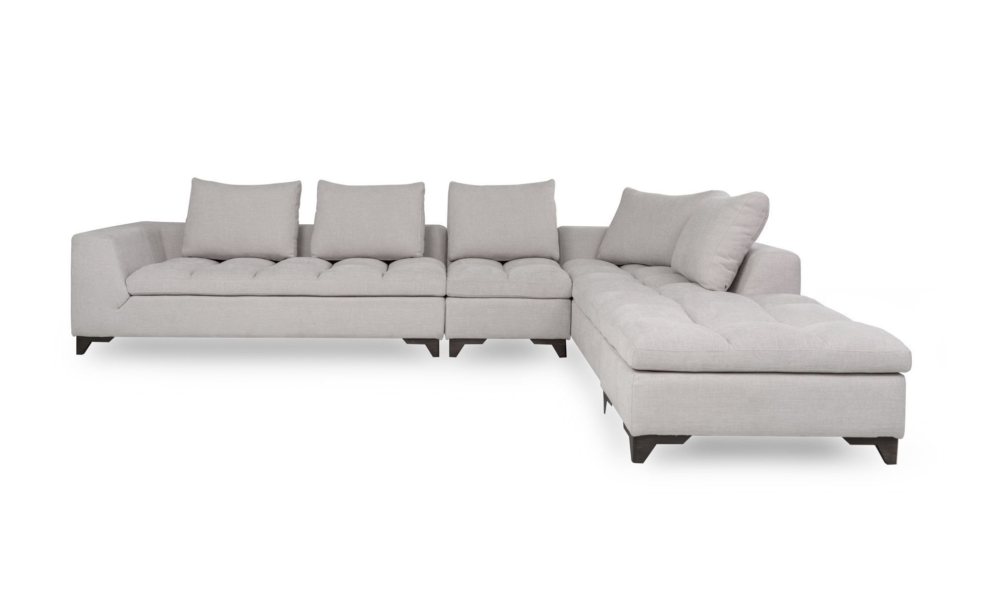 Modular Con Poltrona Y Puff Vitaro Plus Plumas frente Vista frontal del Modular con Poltrona y Puff Vitaro Plus Plumas de Aristas. Tienen un tapizado en tela suave de color Dickens Crudo, con un asiento acolchado y cojines en el respaldo. La poltrona y el puff mantienen el mismo estilo, complementando el conjunto.