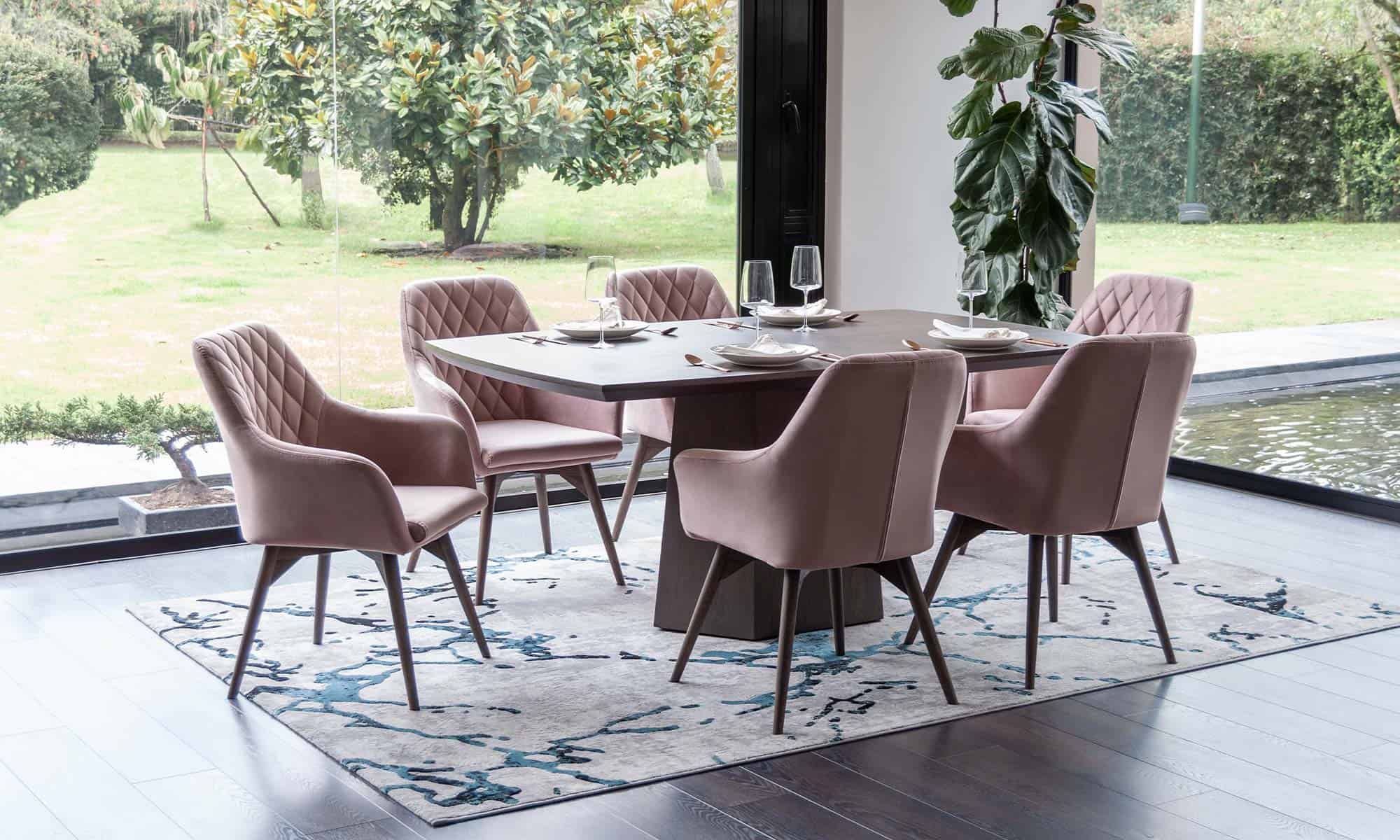 29.Ambiente-mesa-comedor-milano-6-sillas-odense Vista diagonal de la Mesa Comedor Milano 6 Puestos de la marca Aristas. Un diseño moderno y sofisticado que destaca por su superficie amplia, líneas limpias y base robusta en madera.