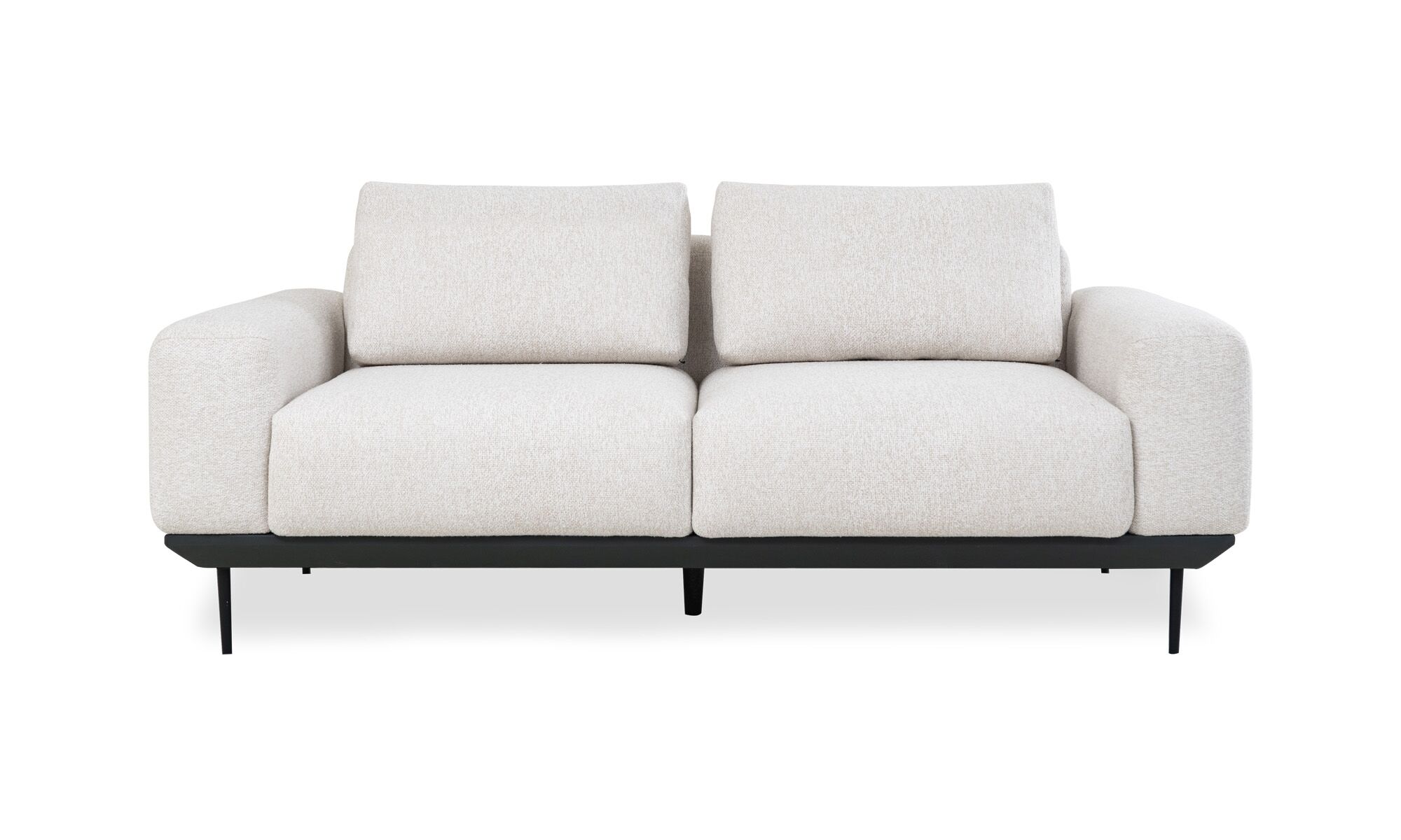 Sofá Lisboa de 2 puestos - frente Vista frontal del Sofá Lisboa de la marca Aristas. Un diseño elegante y moderno de líneas rectas, con asientos amplios y un tapizado suave en el color de tela Gante Marfil.