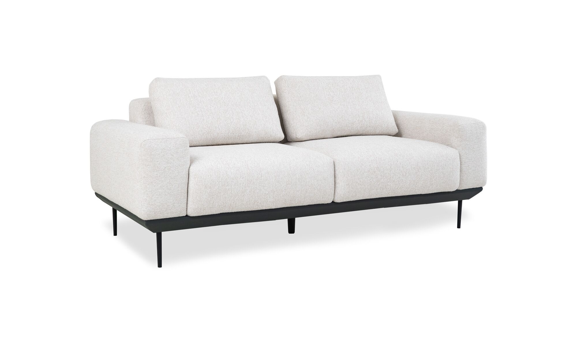 Sofá Lisboa de 2 puestos - diagonal Vista diagonal del Sofá Lisboa de la marca Aristas, un diseño elegante y exclusivo en el color de tela Gante Marfil.