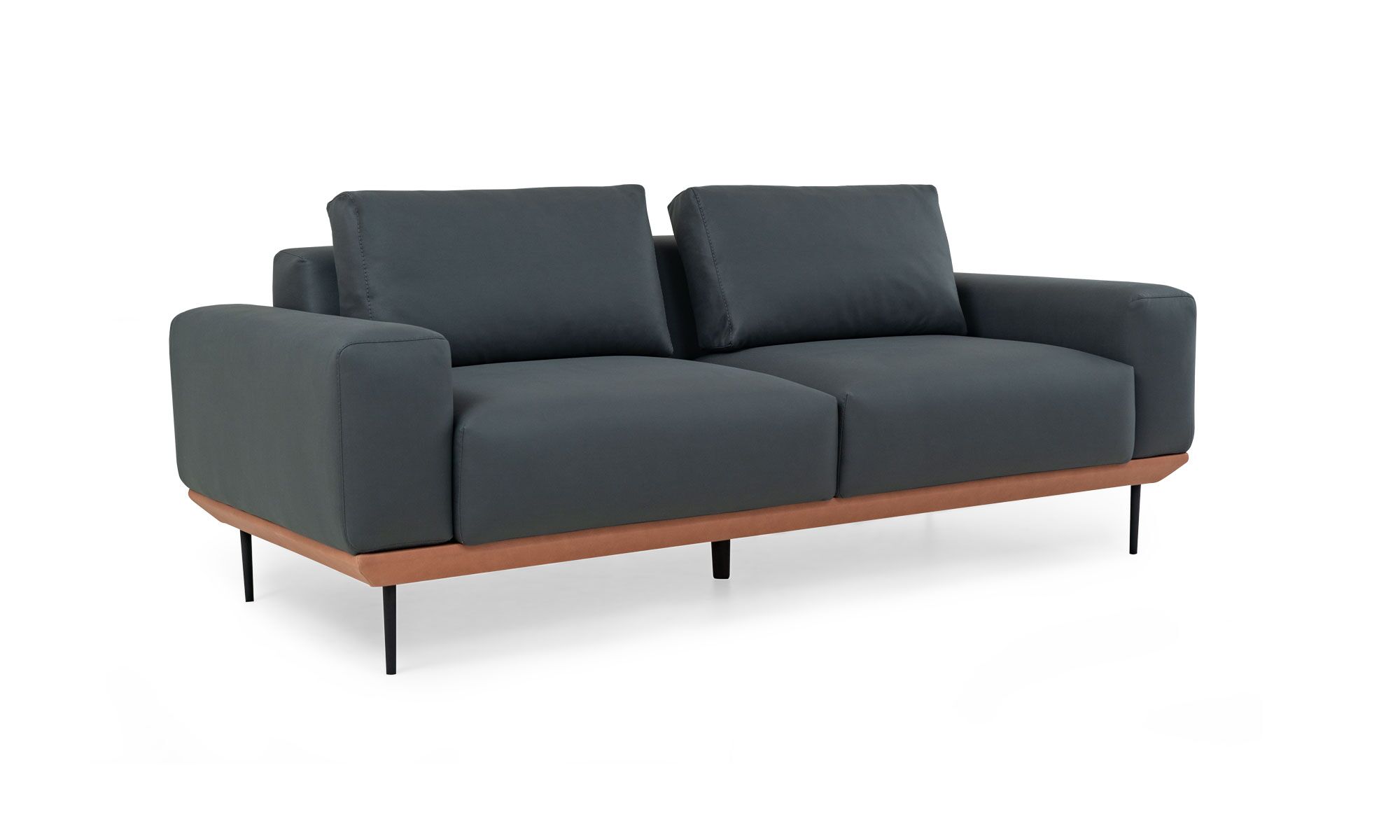 3,4 lisboa nobuck Vista diagonal del Sofá Lisboa de la marca Aristas. Un diseño elegante y moderno, que presenta cojines amplios de líneas rectas y patas delgadas en metal.