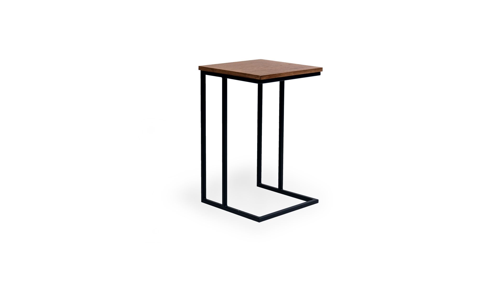 3,4 nordico Vista diagonal de la Mesa Auxiliar Zoom de la marca Aristas. Un diseño moderno y contemporáneo que presenta una superficie cuadrada y una estructura metálica de líneas rectas.