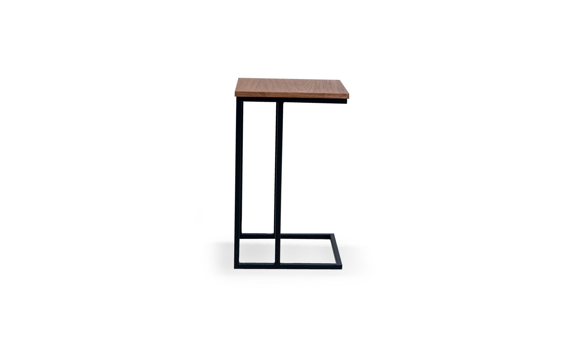lado nordico Vista lateral de la Mesa Auxiliar Zoom de la marca Aristas. Un diseño contemporáneo y moderno con una superficie cuadrada en madera color Nórdico, sostenida por una estructura metálica y delgada.