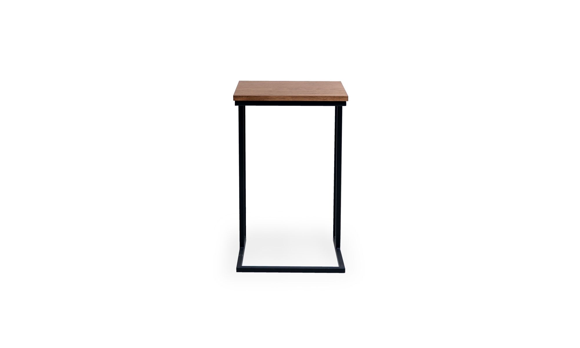parte-trasera nordico Vista frontal de la Mesa Auxiliar Zoom de la marca Aristas. Un diseño contemporáneo que presenta una superficie cuadrada en roble europeo, sostenida por una estructura metálica de líneas rectas.