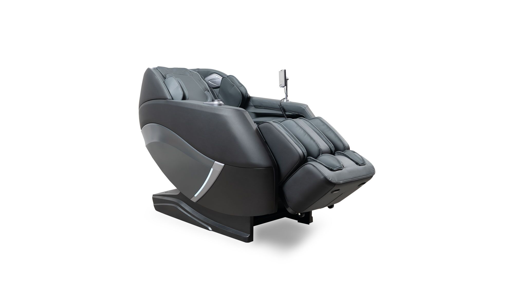 3.4-recostadaSENCETECH Vista en diagonal de la Poltrona Sencetech Masajeadora IMP de la marca Aristas. Presenta un diseño moderno con un acabado en cuero negro. Cuenta con un respaldo reclinable, reposapiés y 10 funciones integradas.