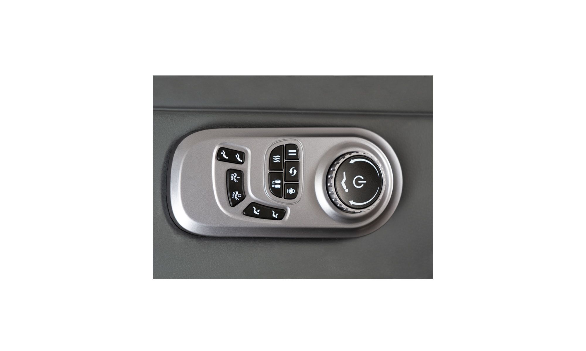 controlSENCETECH Vista en detalle de la Poltrona Sencetech Masajeadora IMP de la marca Aristas. Presenta un diseño moderno con modos de masajes ajustables, sistema de calefacción, bocina bluetooth y más funciones.