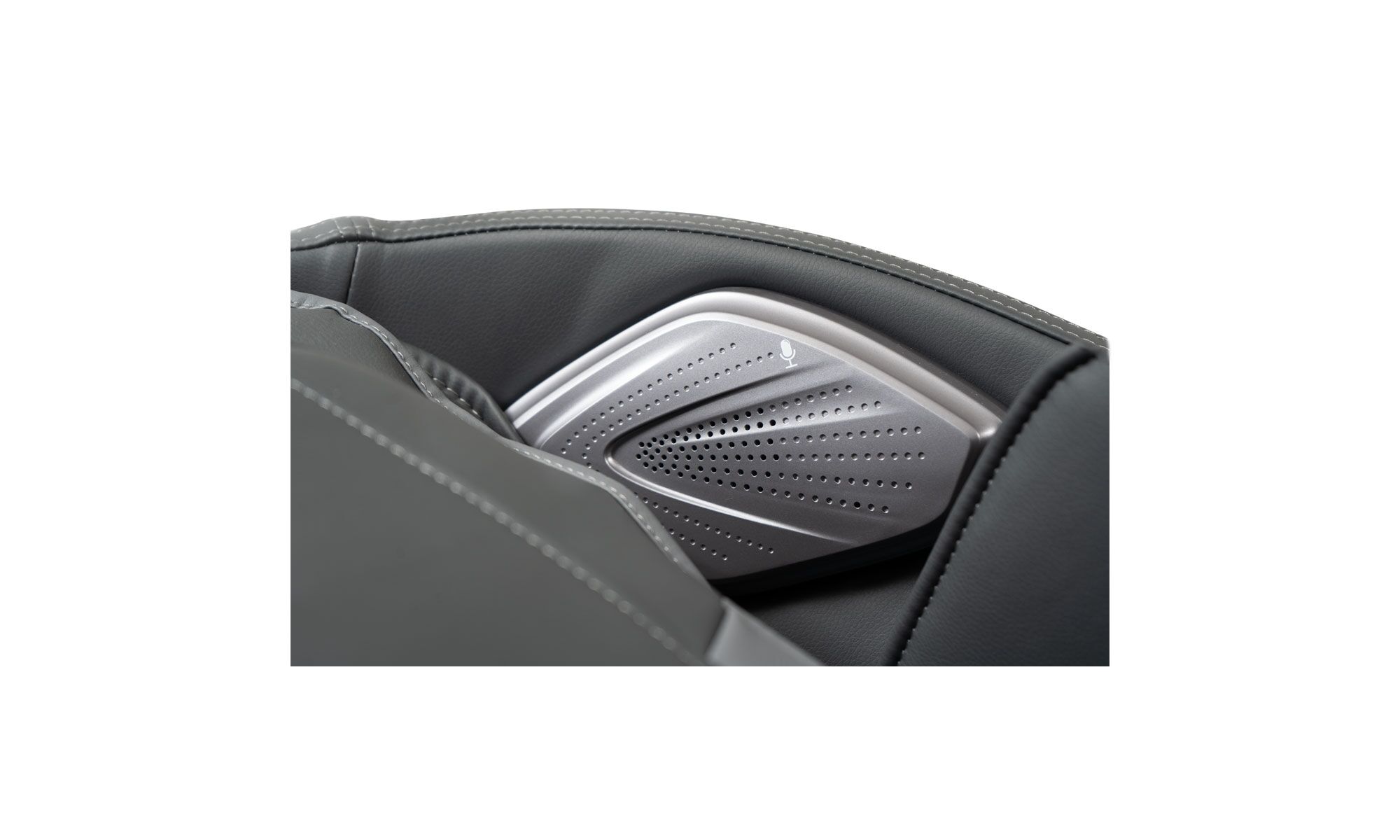 microfonoSENCETECH Vista en detalle de la Poltrona Sencetech Masajeadora IMP de la marca Aristas. Presenta un diseño ergonómico y moderno con un acabado en cuero negro, bocina bluetooth y control de voz, entre más funciones.