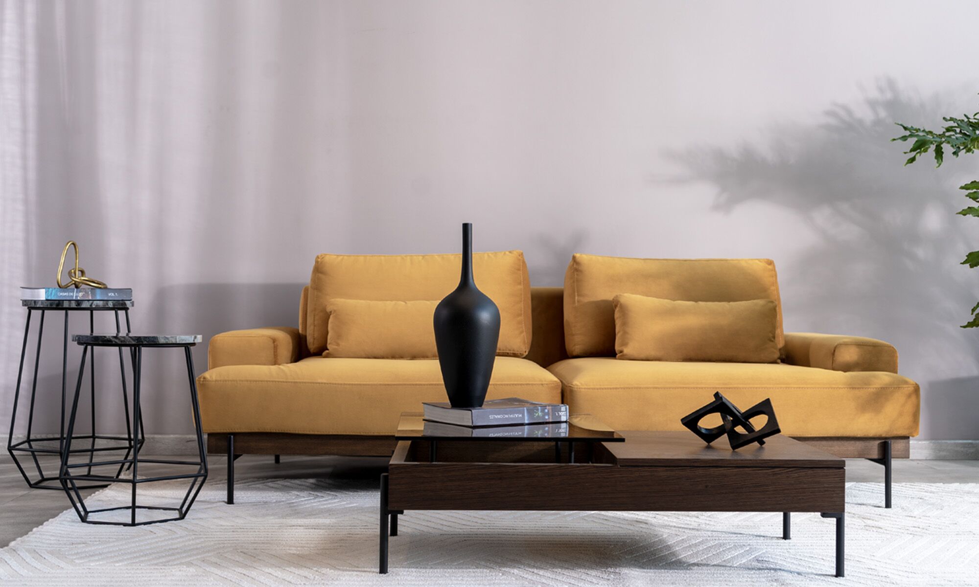 Sofa Maia 3 Sofá Maia de la marca Aristas visto de frente. El diseño presenta un estilo minimalista con cojines amplios y patas delgadas metálicas.