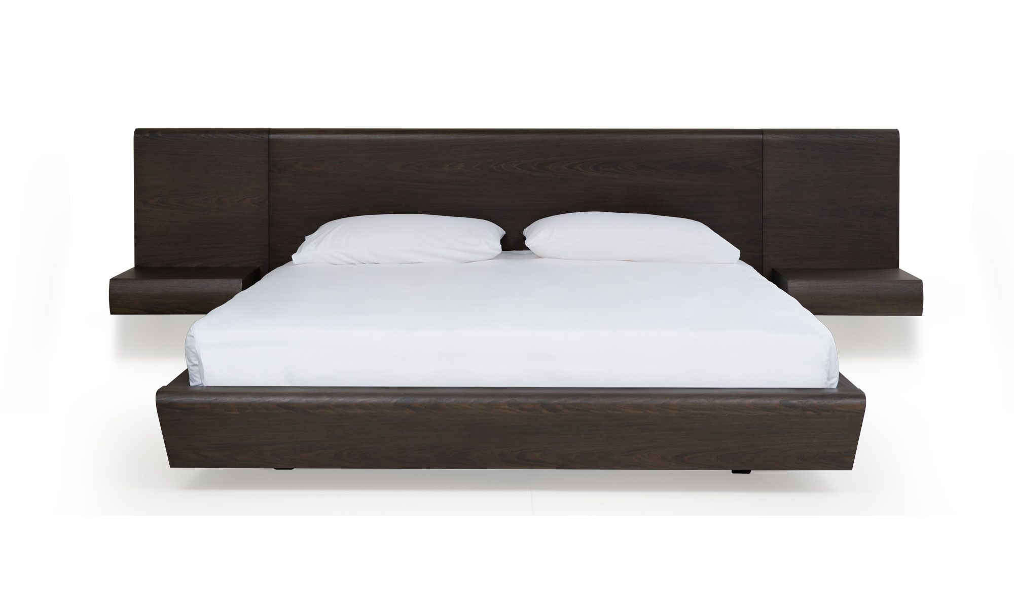 nebraska frente Cama Nebraska con nocheros de la marca Aristas, vista frontal. La cama presenta un diseño robusto con una cabecera alta y amplia de líneas rectas, en madera color Chocolate. Los nocheros a juego están integrados y complementan el conjunto.