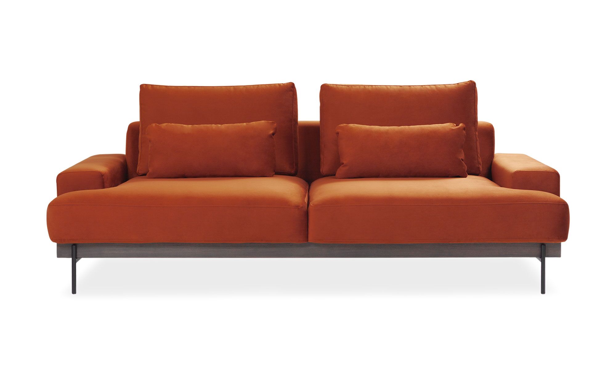 1.SOFA-MAIA-DICKENS-ARCILLA Sofá Maia de la marca Aristas visto de frente. El diseño presenta un diseño elegante con cojines amplios y acolchados y patas delgadas que refuerzan su estética moderna y elegante.