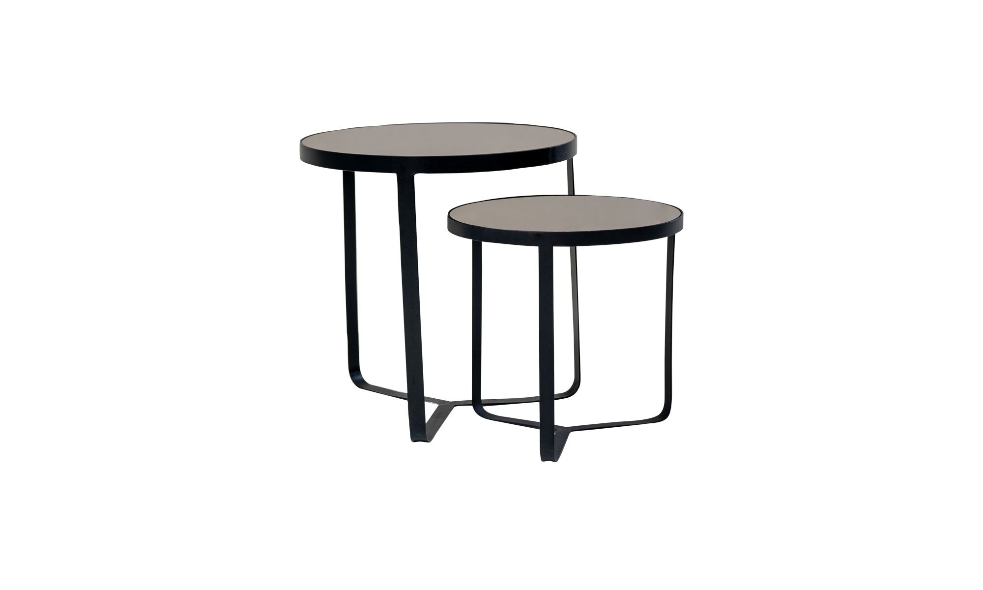 3,4 (6) Vista diagonal del set de 2 Mesas Auxiliares Metálicas Luna X2 de la marca Aristas. Presentan una estructura ligera y circular, con un acabado en color humo.