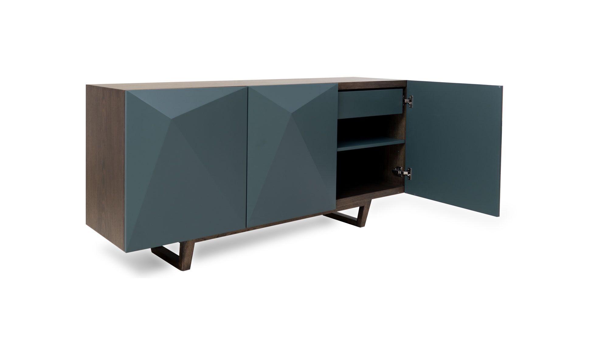 3,4-dere-puerta-abierta. Vista diagonal del Aparador Versalles Roble + Cava de Aristas. Presenta un diseño sofisticado de líneas rectas en madera color Olmo. Tiene tres compartimentos cerrados con puertas lisas y un amplio espacio de almacenamiento.