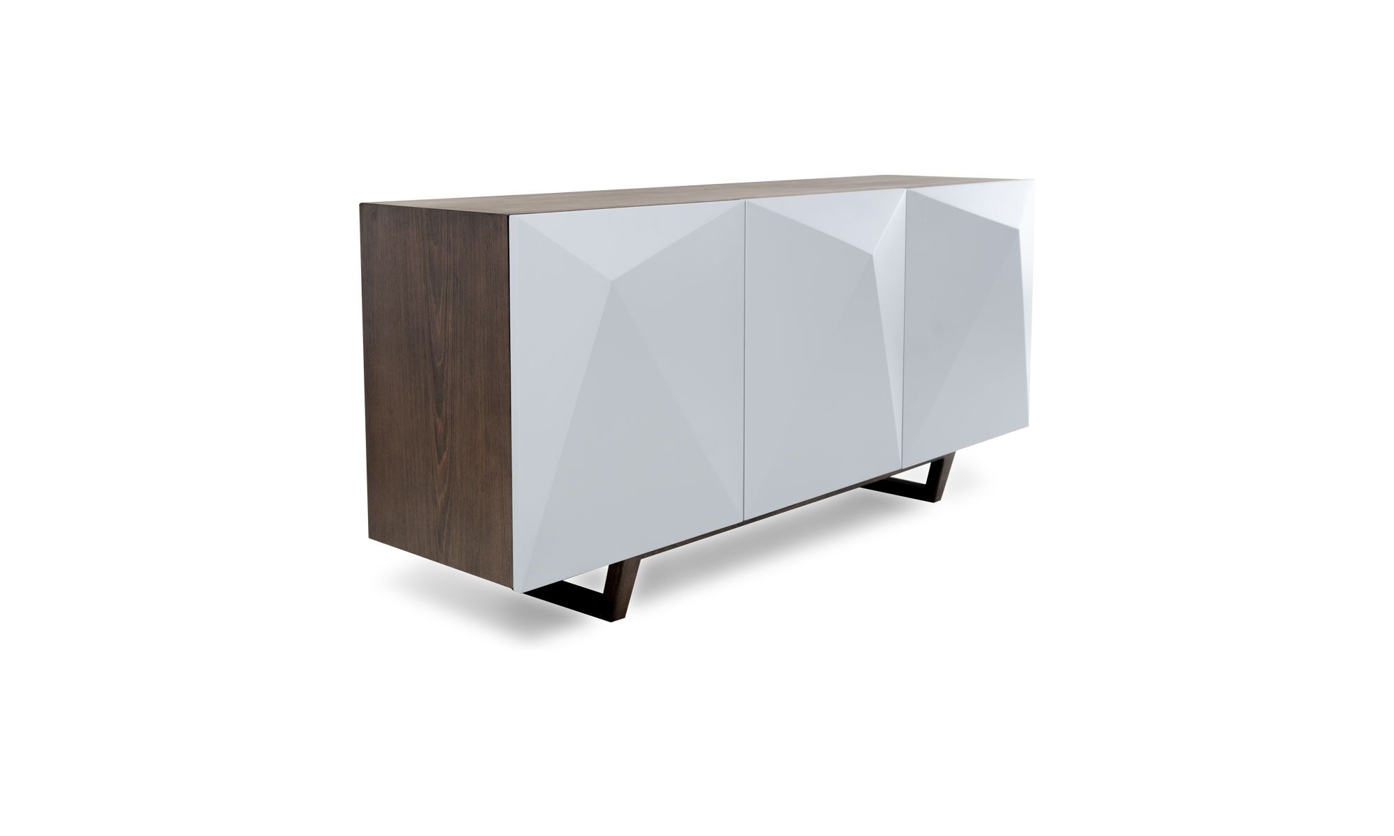 3,4-derecha Vista diagonal del Aparador Versalles Roble + Cava de Aristas. Presenta un diseño sofisticado de líneas rectas en roble europeo. Tiene tres compartimentos cerrados con puertas lisas, sin tiradores visibles de color Blanco, y patas en madera color Olmo.