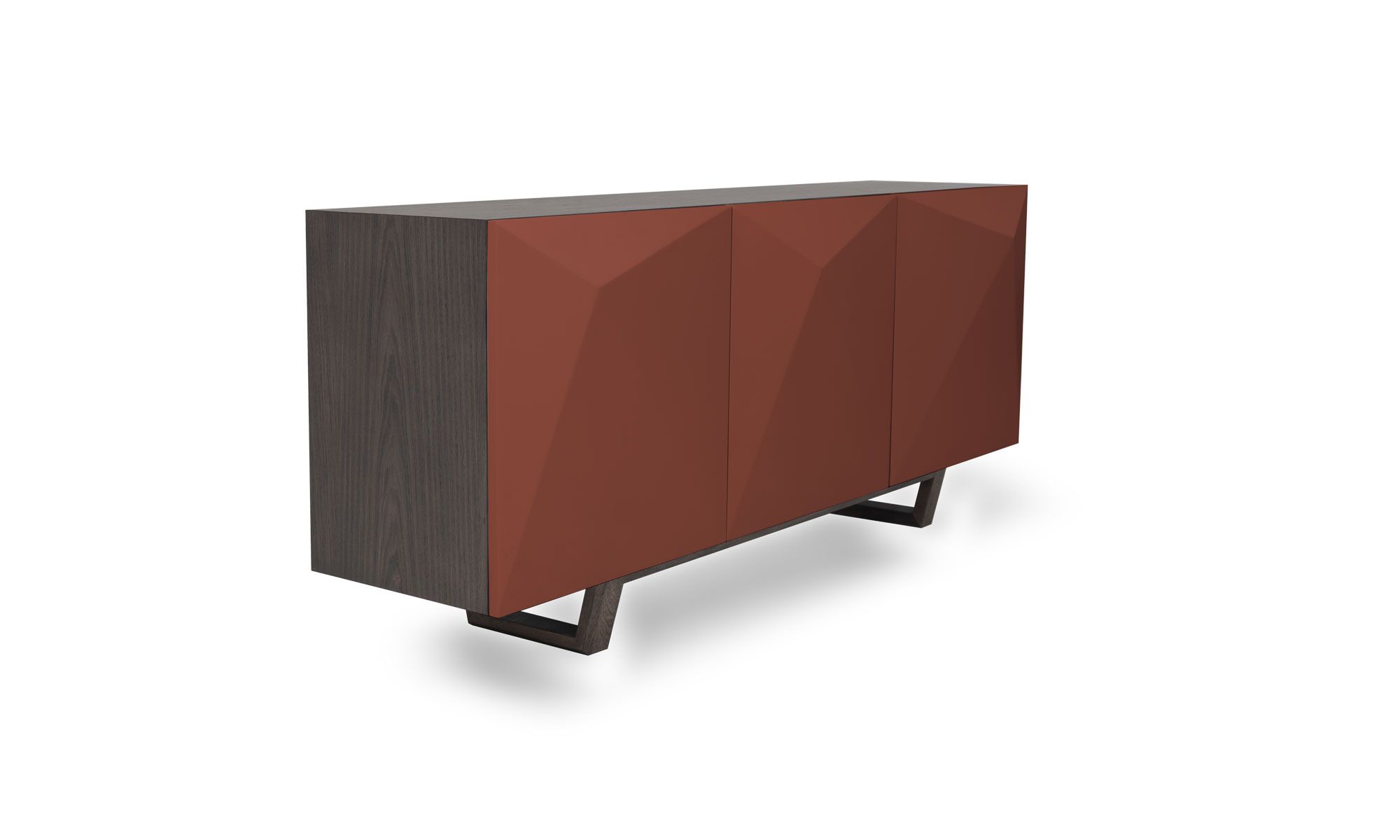 Rosso Vista diagonal del Aparador Versalles Roble + Cava de Aristas. Presenta un diseño sofisticado de líneas rectas en roble europeo. Tiene tres compartimentos cerrados con puertas lisas, sin tiradores visibles de color Rosso, lo que le da un aspecto minimalista y elegante.