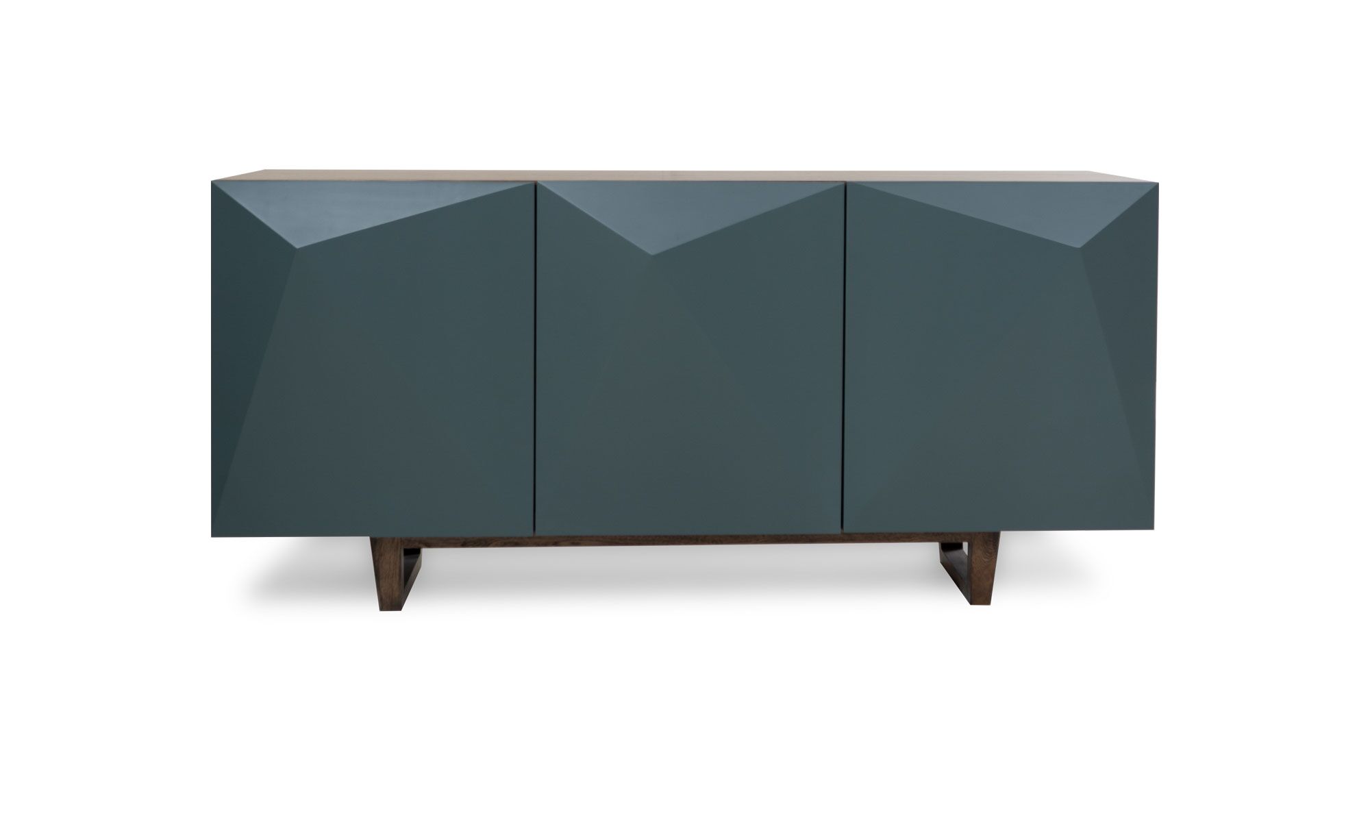 frente (1) Vista frontal del Aparador Versalles Roble + Cava de Aristas. Presenta un diseño sofisticado de líneas rectas en roble europeo. Tiene tres compartimentos cerrados con puertas lisas, sin tiradores visibles de color Royal Blue, lo que le da un aspecto minimalista y elegante.