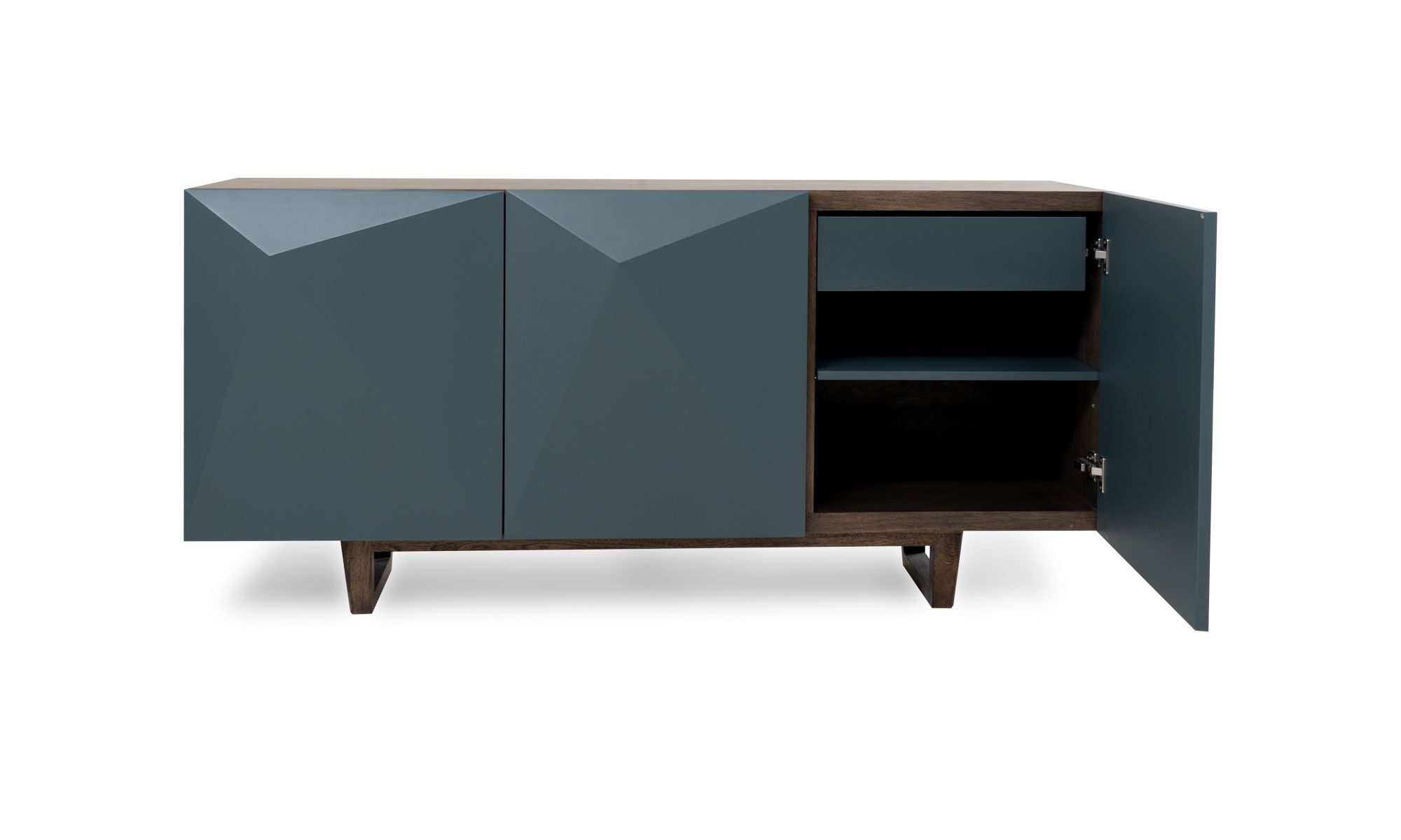 frente-puerta-abierta- Vista frontal del Aparador Versalles Roble + Cava de Aristas. Presenta un diseño sofisticado de líneas rectas en roble europeo. Tiene puertas lisas de color Royal Blue y una base en madera color Olmo.