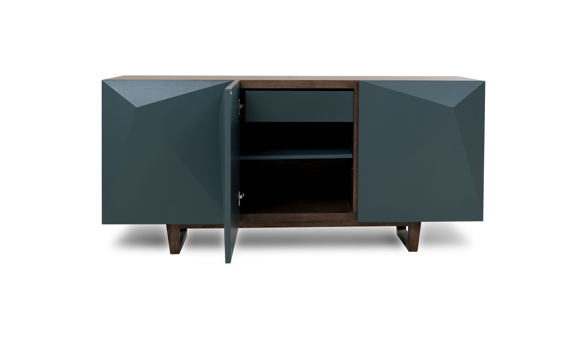 frente-puerta--central-abierta Vista frontal del Aparador Versalles Roble + Cava de Aristas. Presenta un diseño sofisticado de líneas rectas en roble europeo. Tiene tres compartimentos cerrados de puertas lisas en el color Royal Blue, además de un gran espacio de almacenamiento.