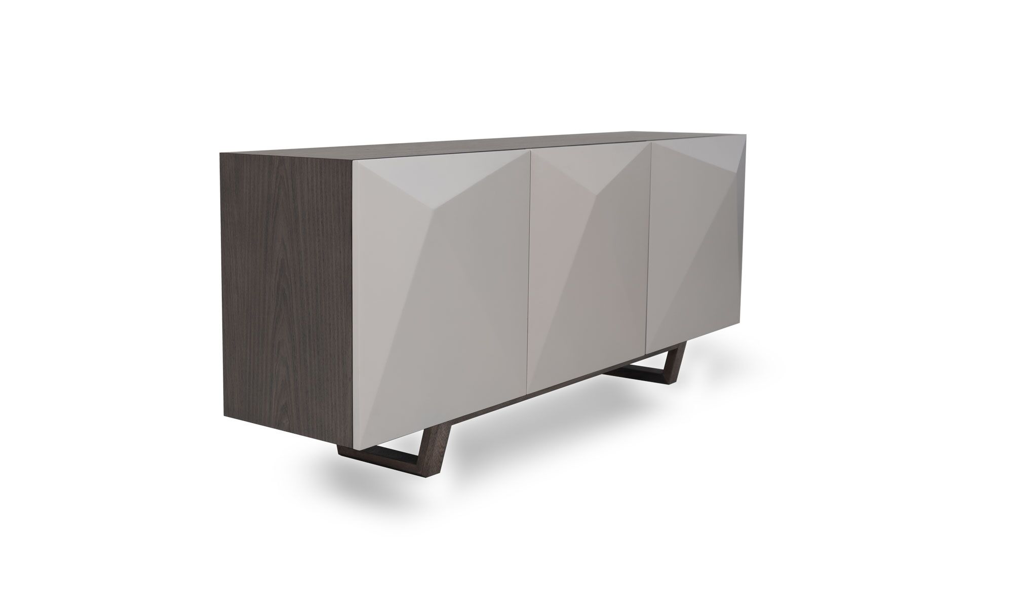 gris-niebla Vista diagonal del Aparador Versalles Roble + Cava de Aristas. Presenta un diseño sofisticado de líneas rectas en roble europeo. Tiene tres compartimentos cerrados con puertas lisas, sin tiradores visibles de color Gris Niebla, lo que le da un aspecto minimalista y elegante.