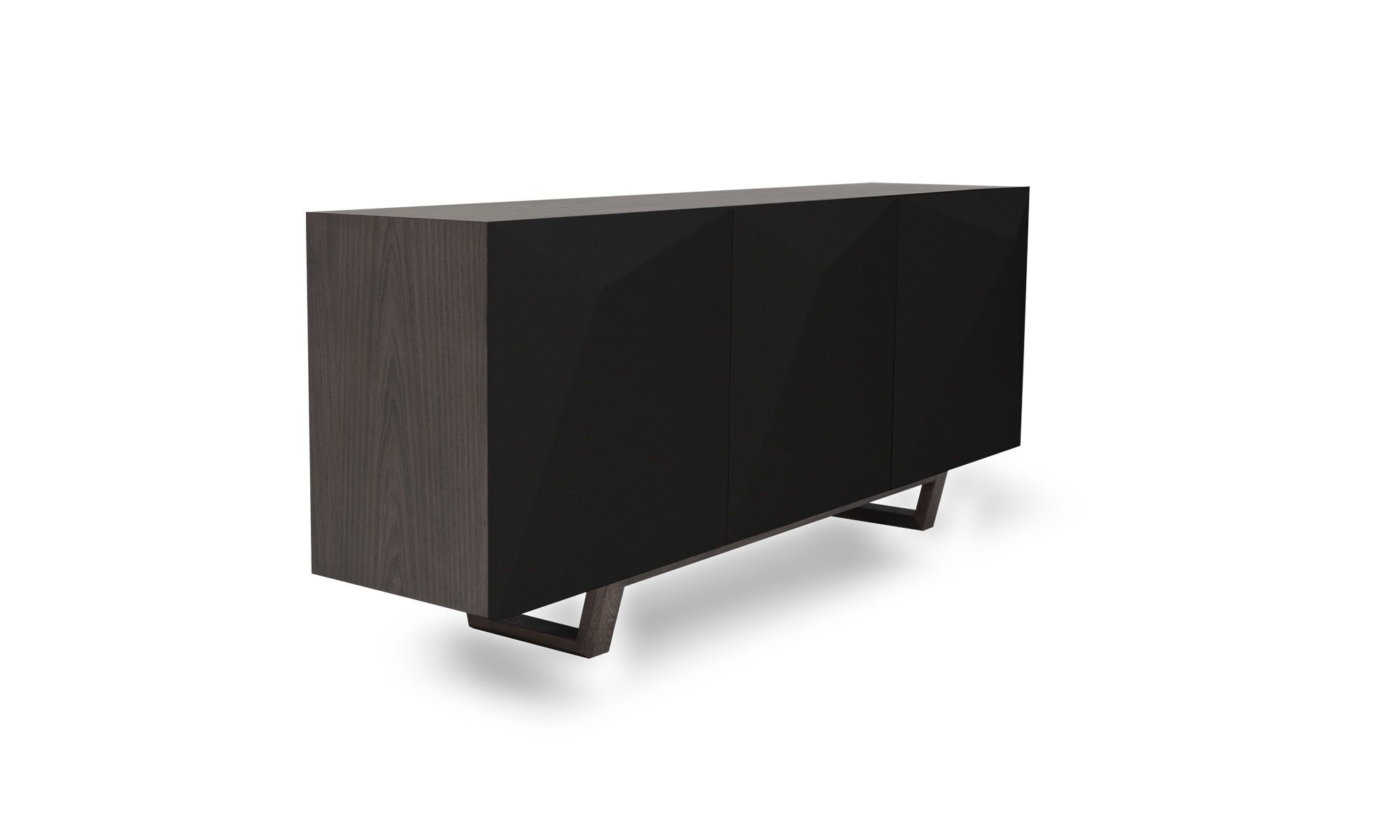 jasper Vista diagonal del Aparador Versalles Roble + Cava de Aristas. Presenta un diseño sofisticado de líneas rectas en roble europeo. Tiene tres compartimentos cerrados con puertas lisas, sin tiradores visibles de color Jasper, lo que le da un aspecto minimalista y elegante.