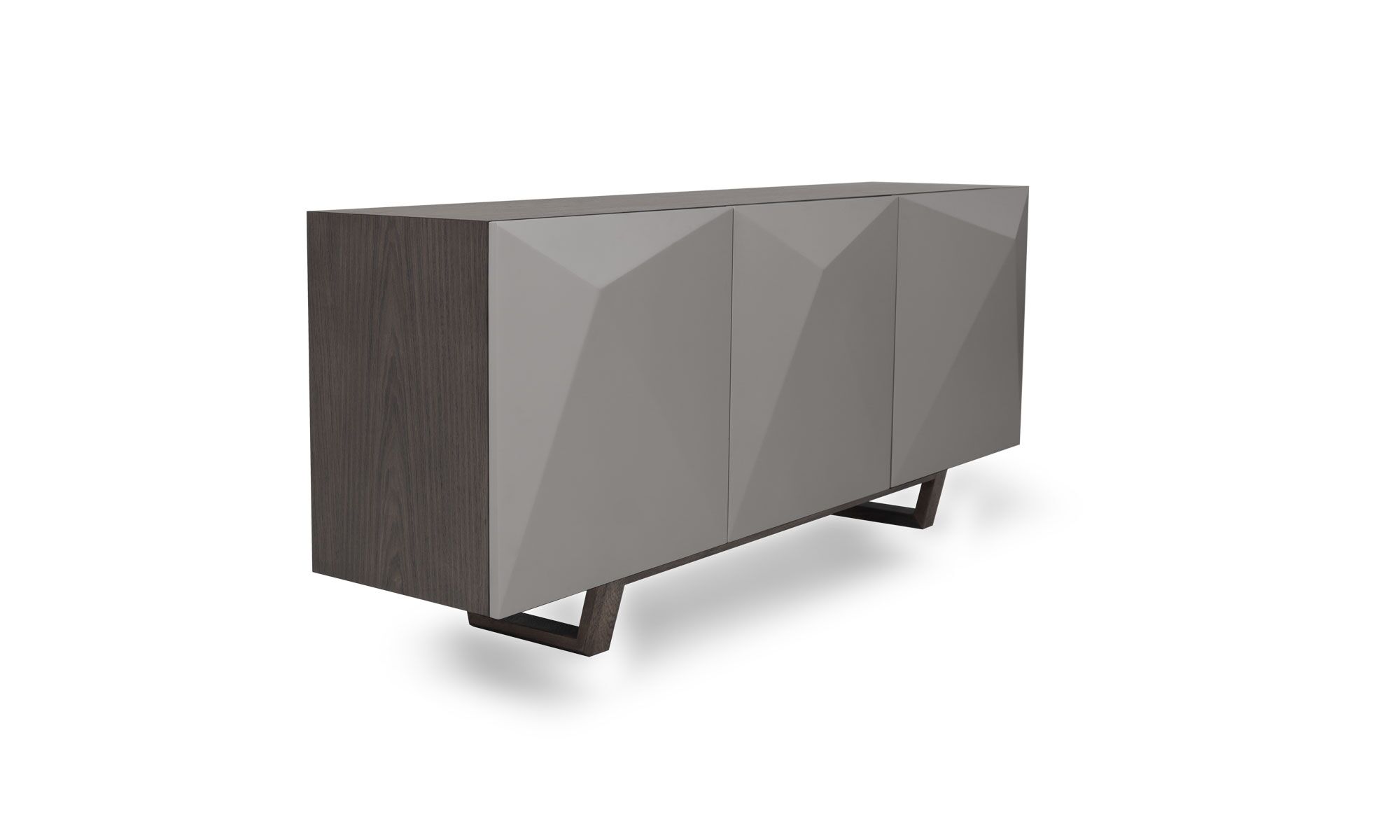 mouse Vista diagonal del Aparador Versalles Roble + Cava de Aristas. Presenta un diseño sofisticado de líneas rectas en roble europeo. Tiene tres compartimentos cerrados con puertas lisas, sin tiradores visibles de color Mouse, lo que le da un aspecto minimalista y elegante.