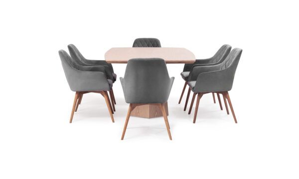 Mesa Comedor Milano + 6 Sillas Odense de Aristas vista en perspectiva lateral. La mesa cuenta con una superficie elegante en madera de color Escandinavo. Las sillas Odense tienen un respaldo acolchado y curvo, en el color de tela Derza Plata.